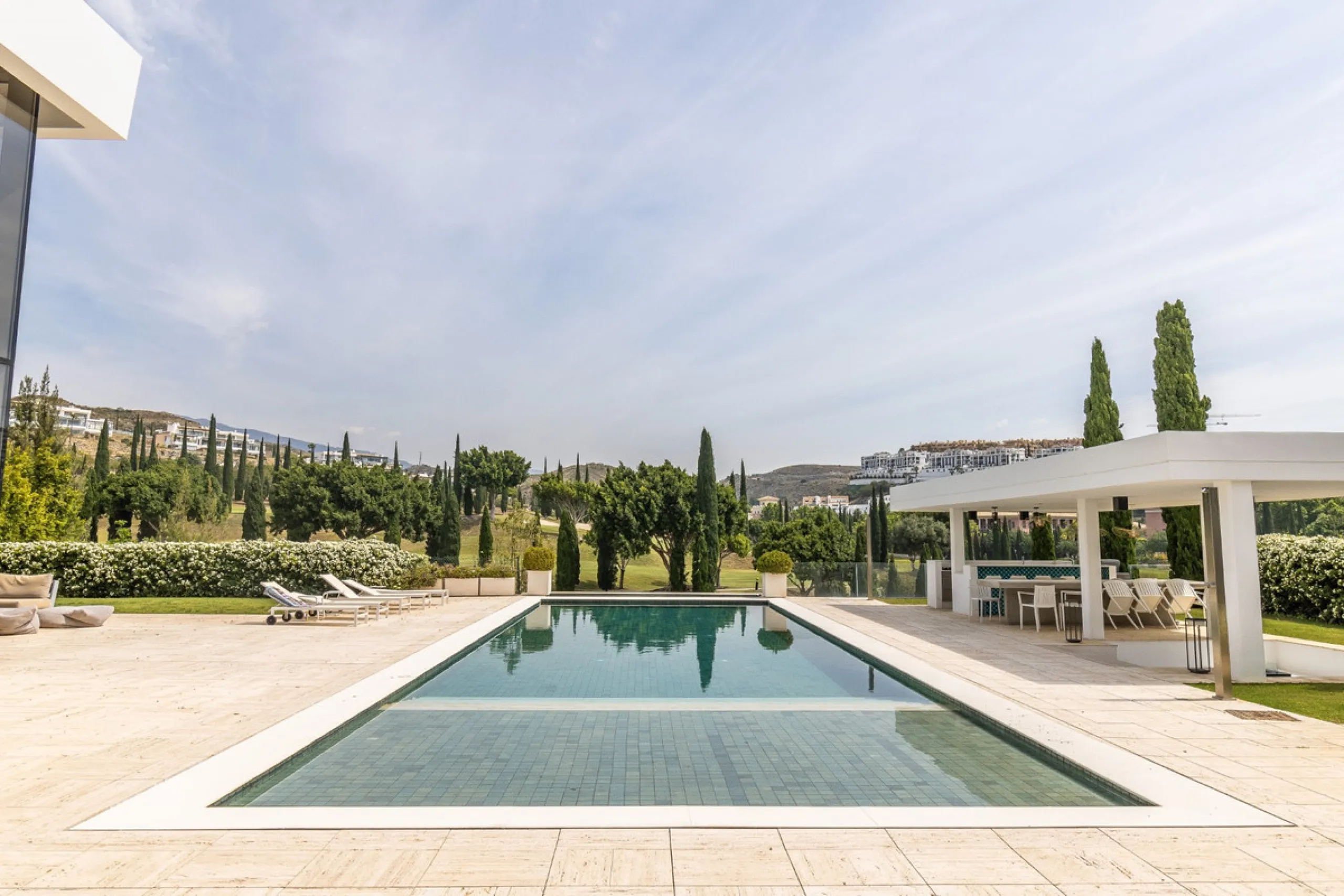 A breathtaking 6 bedroom frontline golf villa in Los Flamingos Golf, Benahavis with panoramic views down to the sea.  A light and bright modern home set on a very good sized plot of 2.577m², this villa offers ample space and privacy. The property features