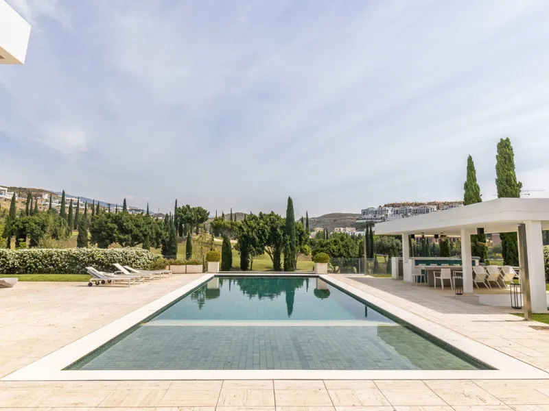 A breathtaking 6 bedroom frontline golf villa in Los Flamingos Golf, Benahavis with panoramic views down to the sea.  A light and bright modern home set on a very good sized plot of 2.577m², this villa offers ample space and privacy. The property features