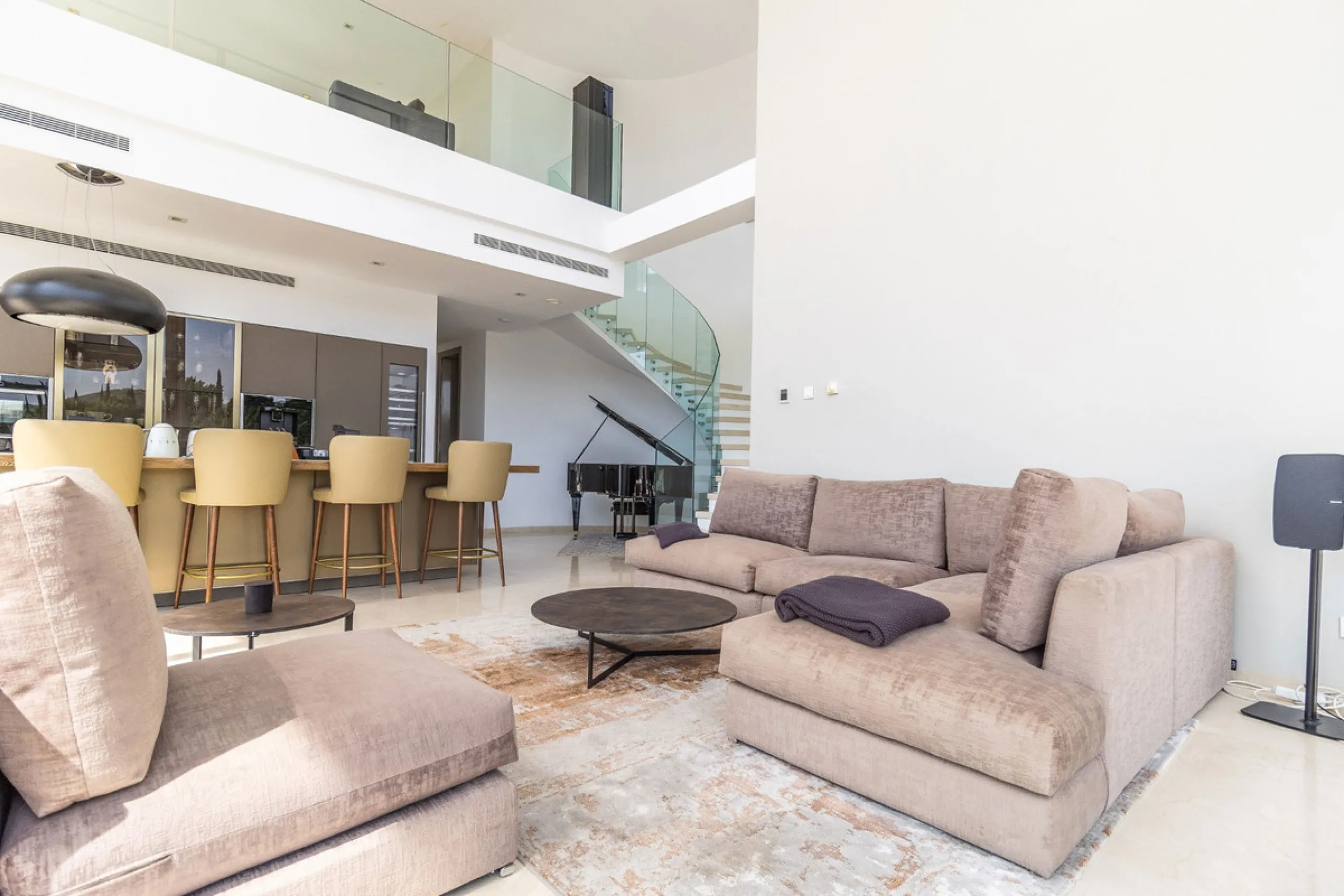 A breathtaking 6 bedroom frontline golf villa in Los Flamingos Golf, Benahavis with panoramic views down to the sea.  A light and bright modern home set on a very good sized plot of 2.577m², this villa offers ample space and privacy. The property features