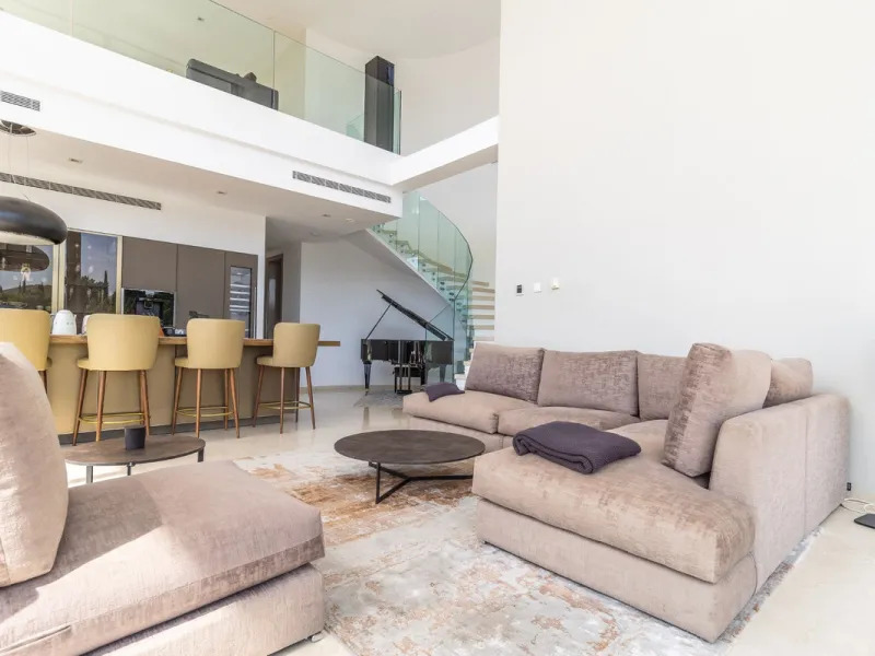 A breathtaking 6 bedroom frontline golf villa in Los Flamingos Golf, Benahavis with panoramic views down to the sea.  A light and bright modern home set on a very good sized plot of 2.577m², this villa offers ample space and privacy. The property features