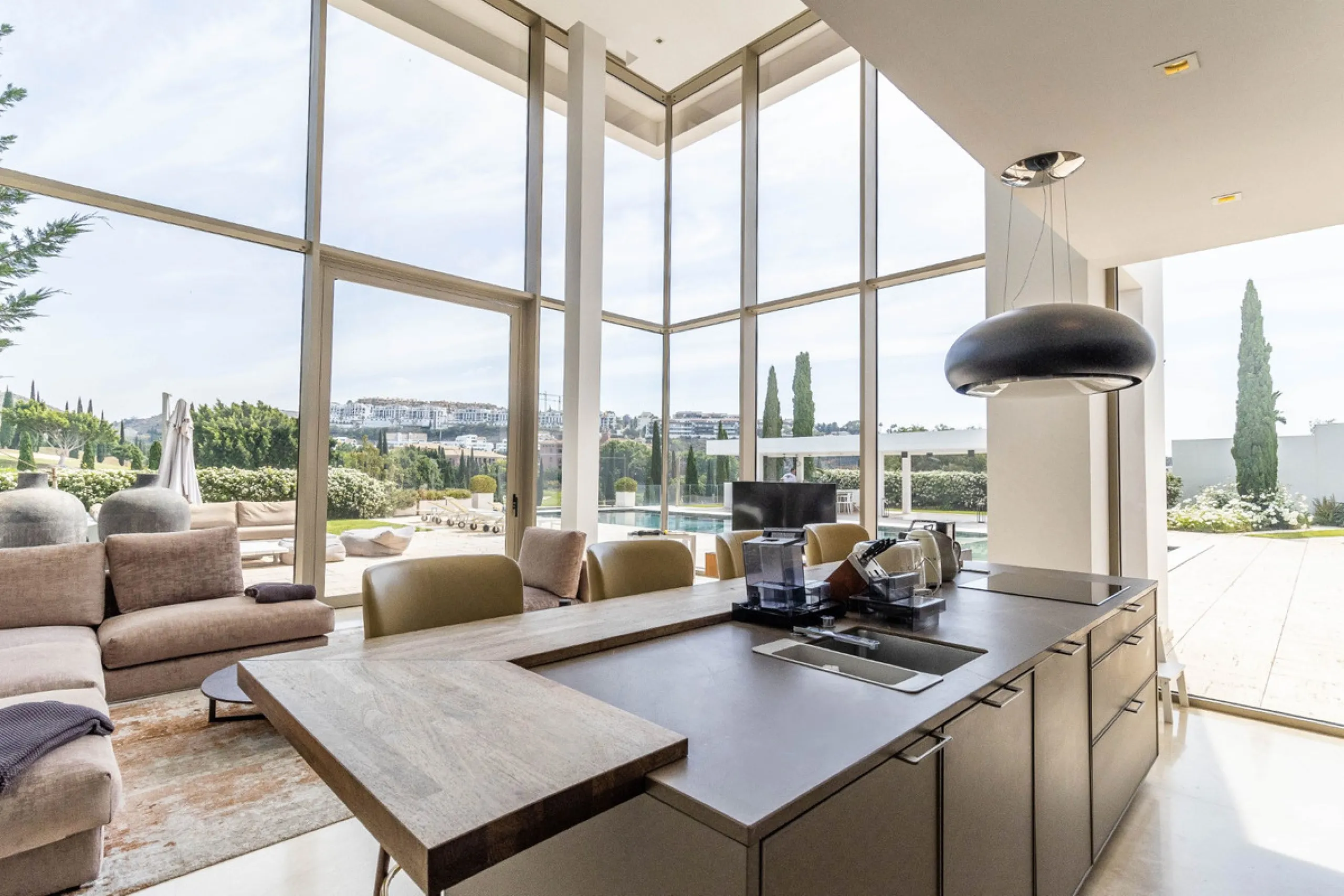 A breathtaking 6 bedroom frontline golf villa in Los Flamingos Golf, Benahavis with panoramic views down to the sea.  A light and bright modern home set on a very good sized plot of 2.577m², this villa offers ample space and privacy. The property features