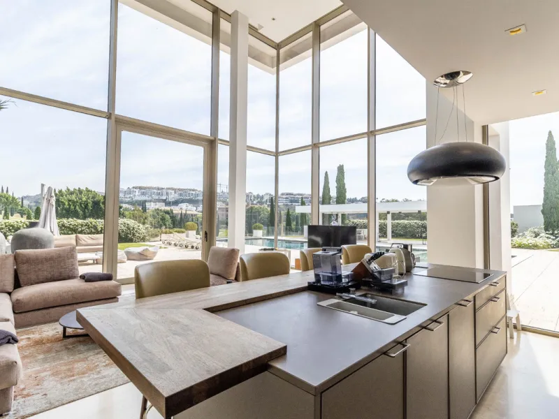 A breathtaking 6 bedroom frontline golf villa in Los Flamingos Golf, Benahavis with panoramic views down to the sea.  A light and bright modern home set on a very good sized plot of 2.577m², this villa offers ample space and privacy. The property features