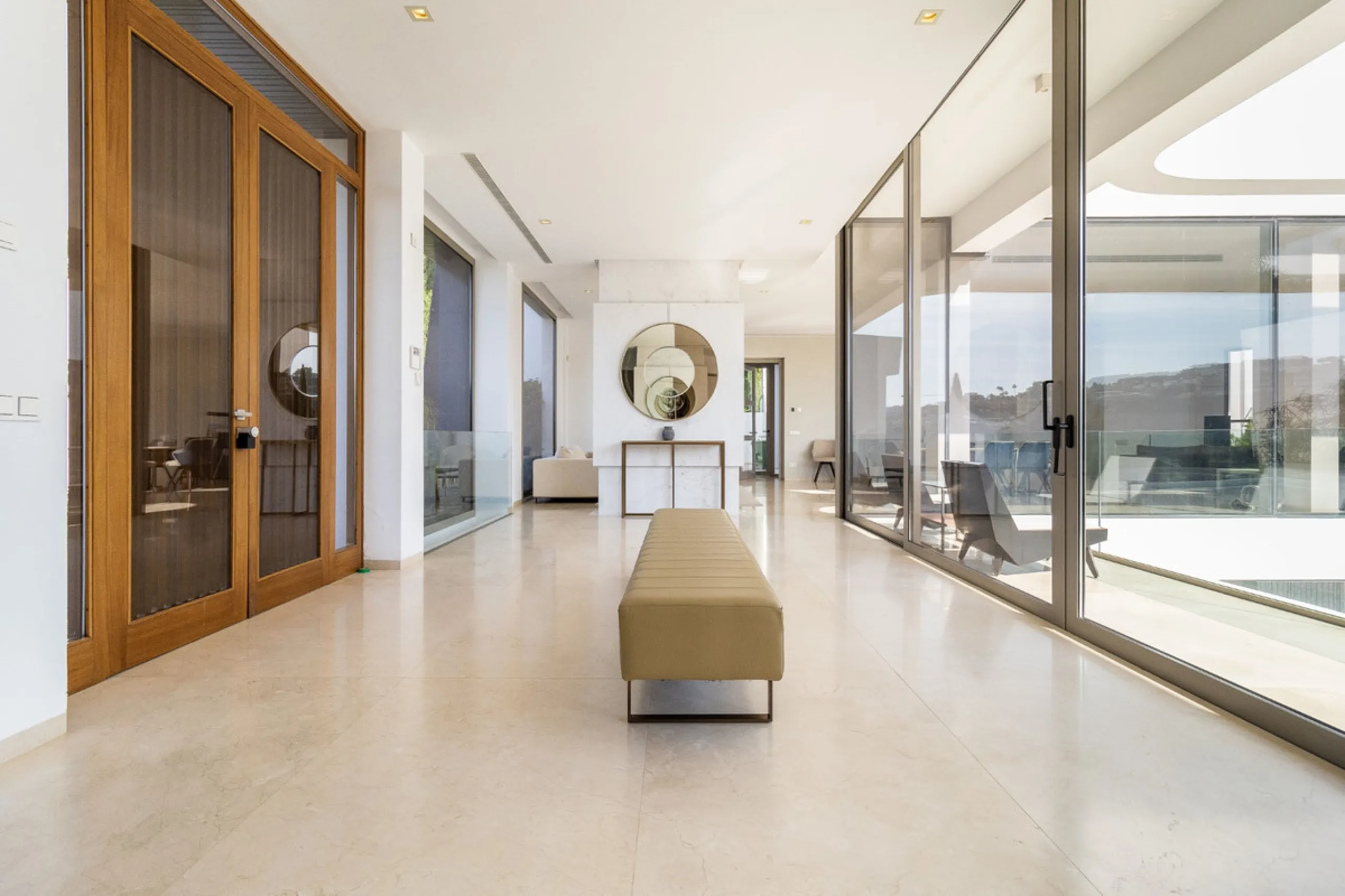 A breathtaking 6 bedroom frontline golf villa in Los Flamingos Golf, Benahavis with panoramic views down to the sea.  A light and bright modern home set on a very good sized plot of 2.577m², this villa offers ample space and privacy. The property features