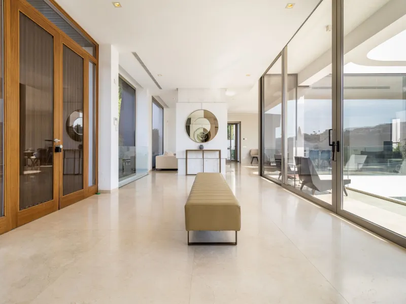 A breathtaking 6 bedroom frontline golf villa in Los Flamingos Golf, Benahavis with panoramic views down to the sea.  A light and bright modern home set on a very good sized plot of 2.577m², this villa offers ample space and privacy. The property features