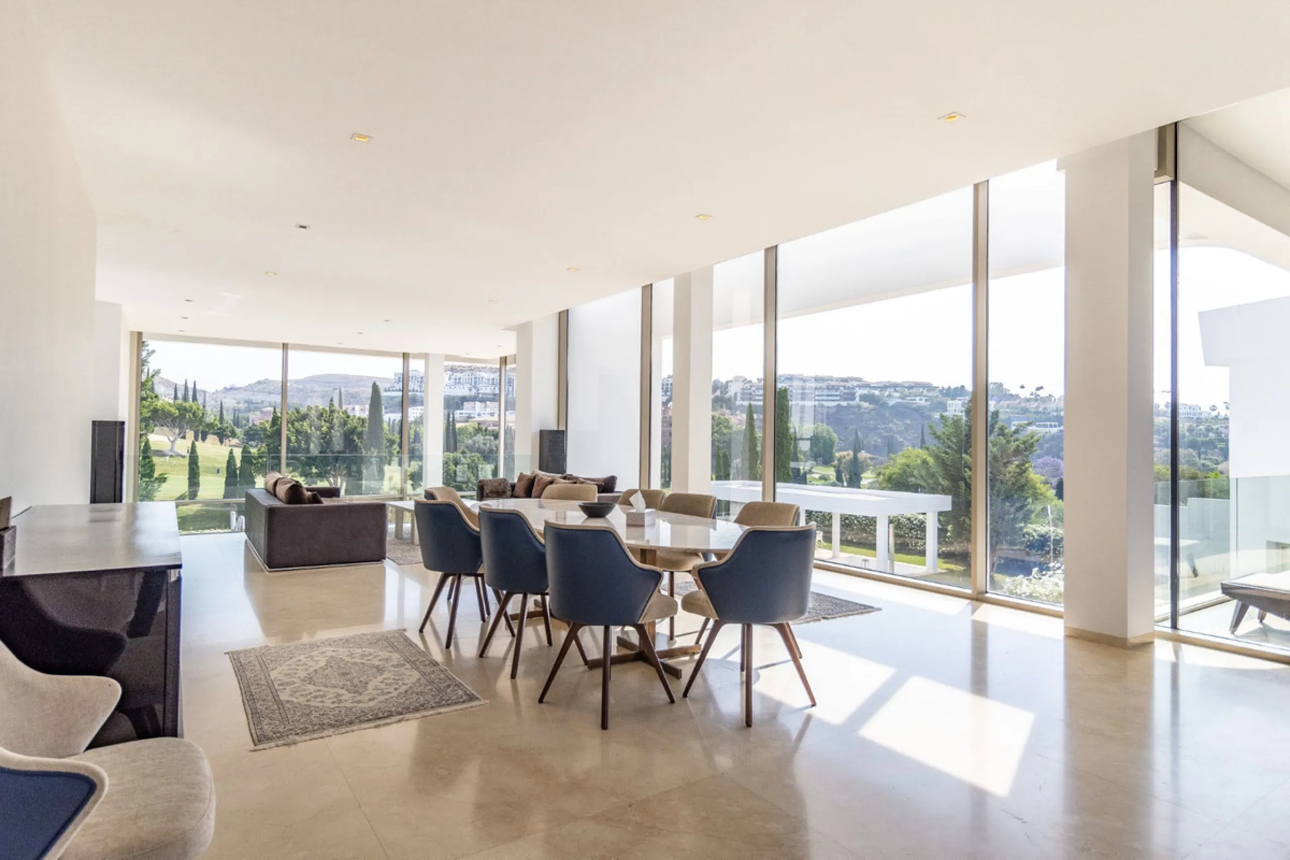 A breathtaking 6 bedroom frontline golf villa in Los Flamingos Golf, Benahavis with panoramic views down to the sea.  A light and bright modern home set on a very good sized plot of 2.577m², this villa offers ample space and privacy. The property features