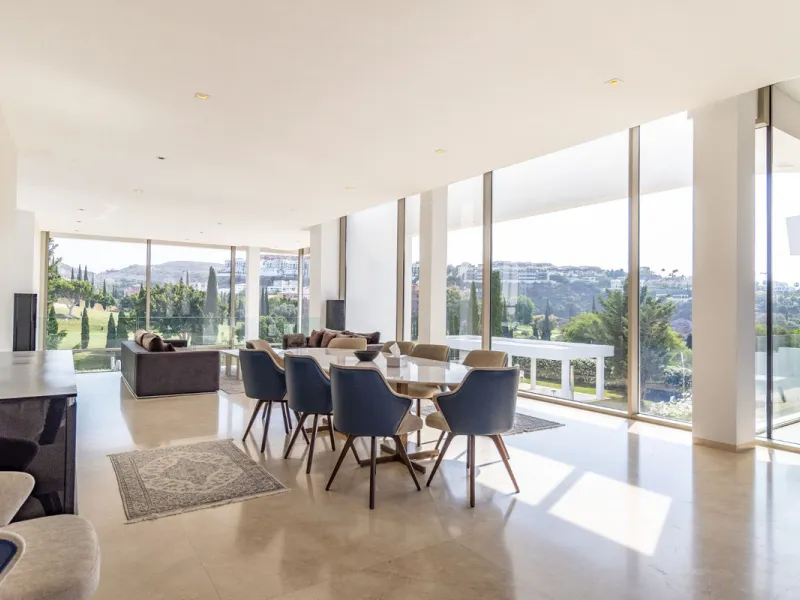 A breathtaking 6 bedroom frontline golf villa in Los Flamingos Golf, Benahavis with panoramic views down to the sea.  A light and bright modern home set on a very good sized plot of 2.577m², this villa offers ample space and privacy. The property features