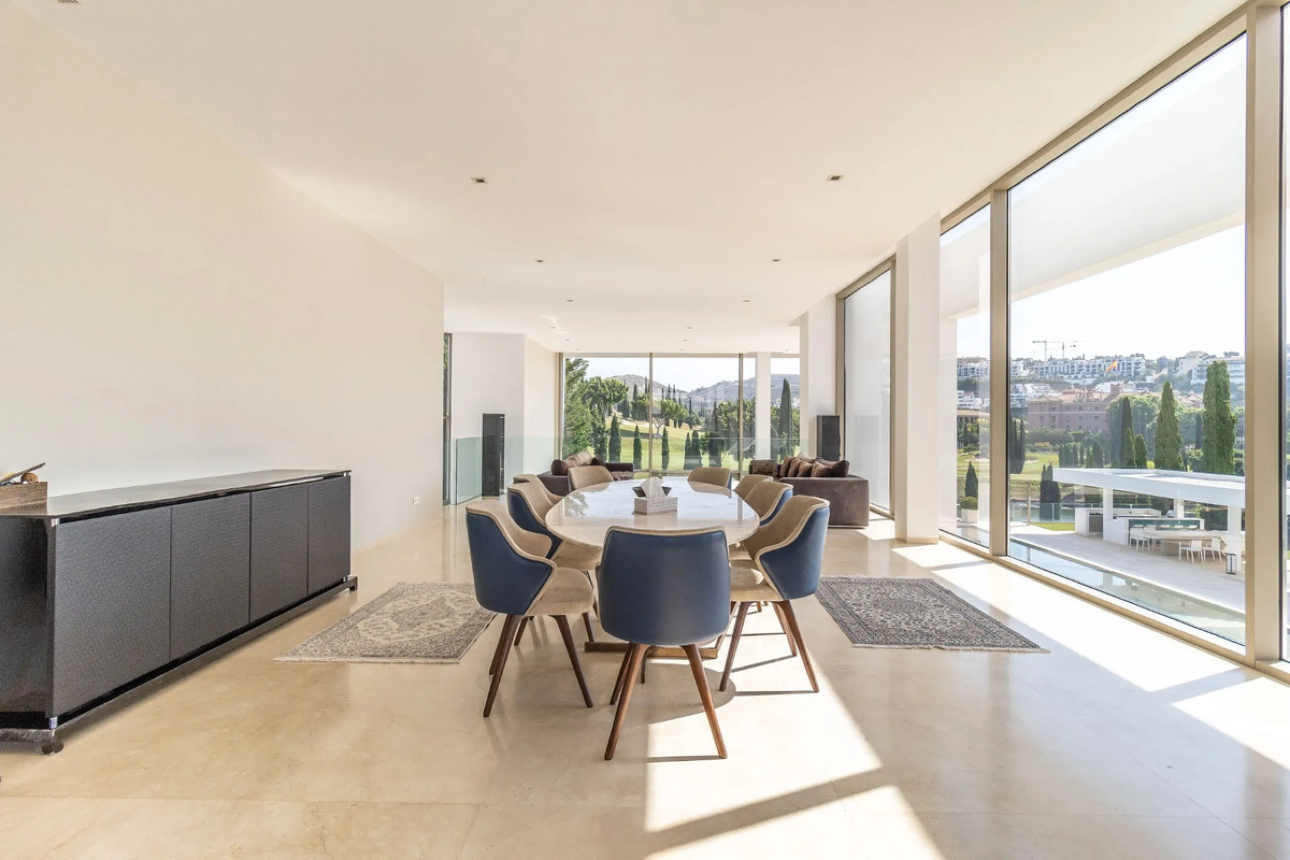 A breathtaking 6 bedroom frontline golf villa in Los Flamingos Golf, Benahavis with panoramic views down to the sea.  A light and bright modern home set on a very good sized plot of 2.577m², this villa offers ample space and privacy. The property features