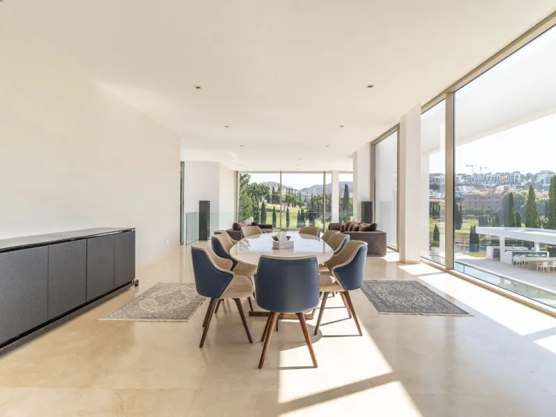A breathtaking 6 bedroom frontline golf villa in Los Flamingos Golf, Benahavis with panoramic views down to the sea.  A light and bright modern home set on a very good sized plot of 2.577m², this villa offers ample space and privacy. The property features