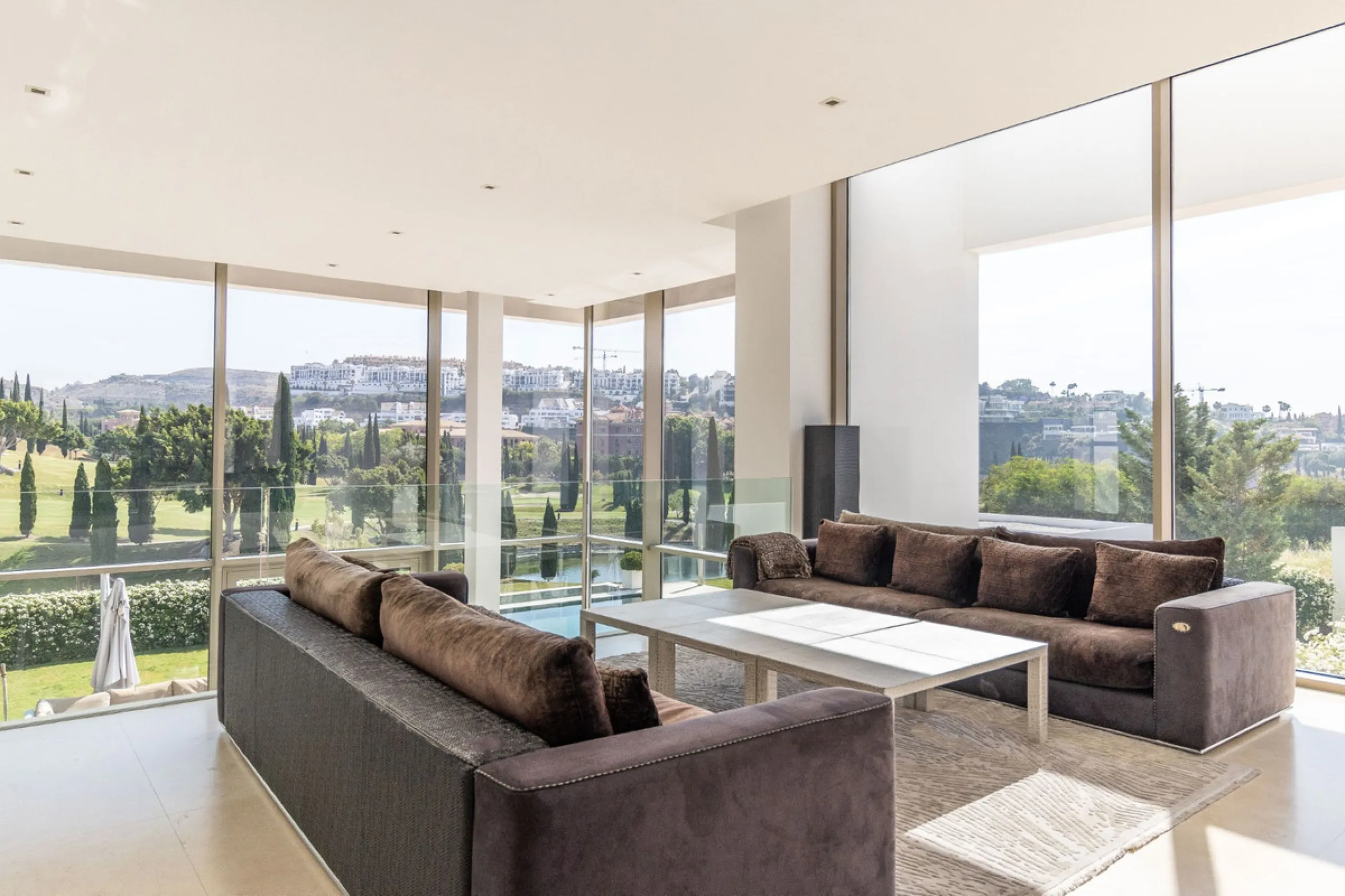 A breathtaking 6 bedroom frontline golf villa in Los Flamingos Golf, Benahavis with panoramic views down to the sea.  A light and bright modern home set on a very good sized plot of 2.577m², this villa offers ample space and privacy. The property features