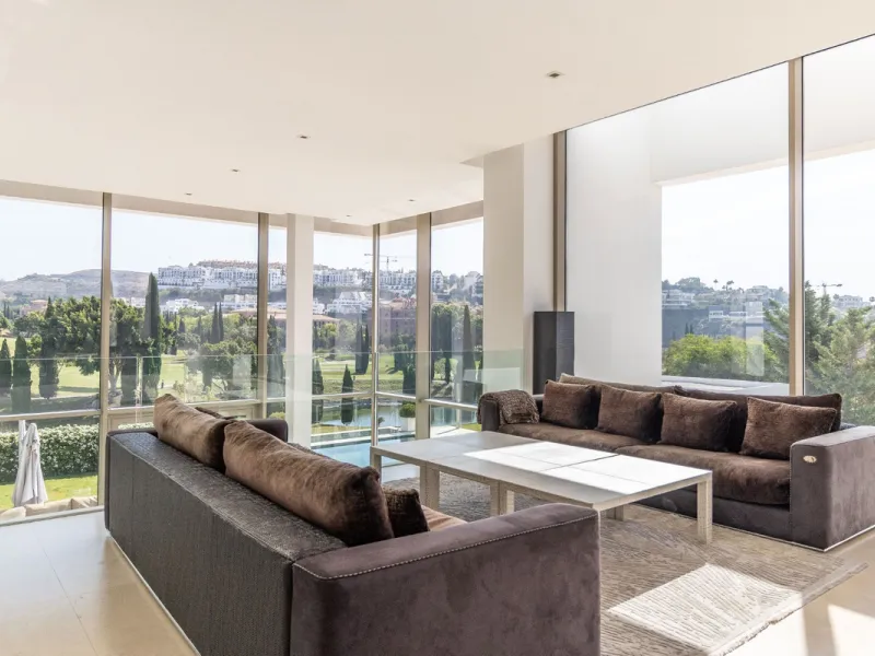 A breathtaking 6 bedroom frontline golf villa in Los Flamingos Golf, Benahavis with panoramic views down to the sea.  A light and bright modern home set on a very good sized plot of 2.577m², this villa offers ample space and privacy. The property features
