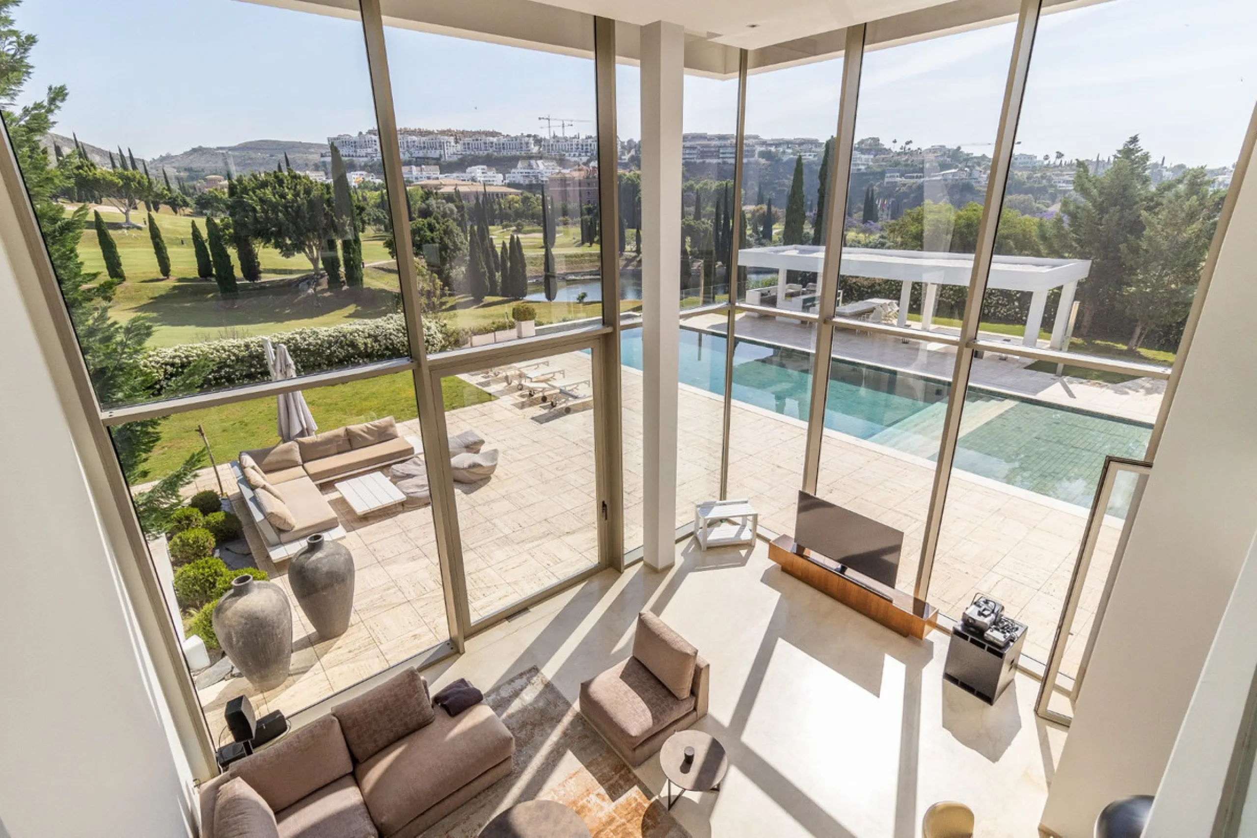 A breathtaking 6 bedroom frontline golf villa in Los Flamingos Golf, Benahavis with panoramic views down to the sea.  A light and bright modern home set on a very good sized plot of 2.577m², this villa offers ample space and privacy. The property features