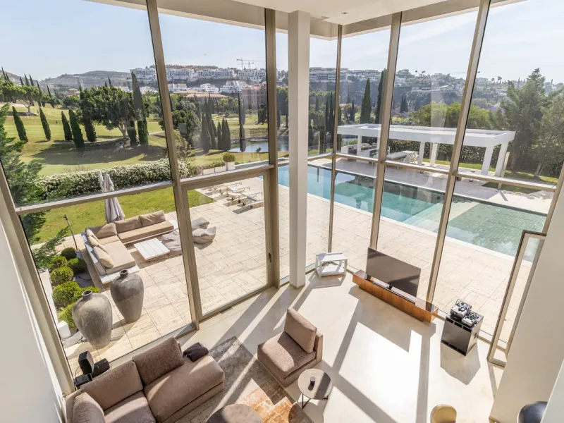 A breathtaking 6 bedroom frontline golf villa in Los Flamingos Golf, Benahavis with panoramic views down to the sea.  A light and bright modern home set on a very good sized plot of 2.577m², this villa offers ample space and privacy. The property features