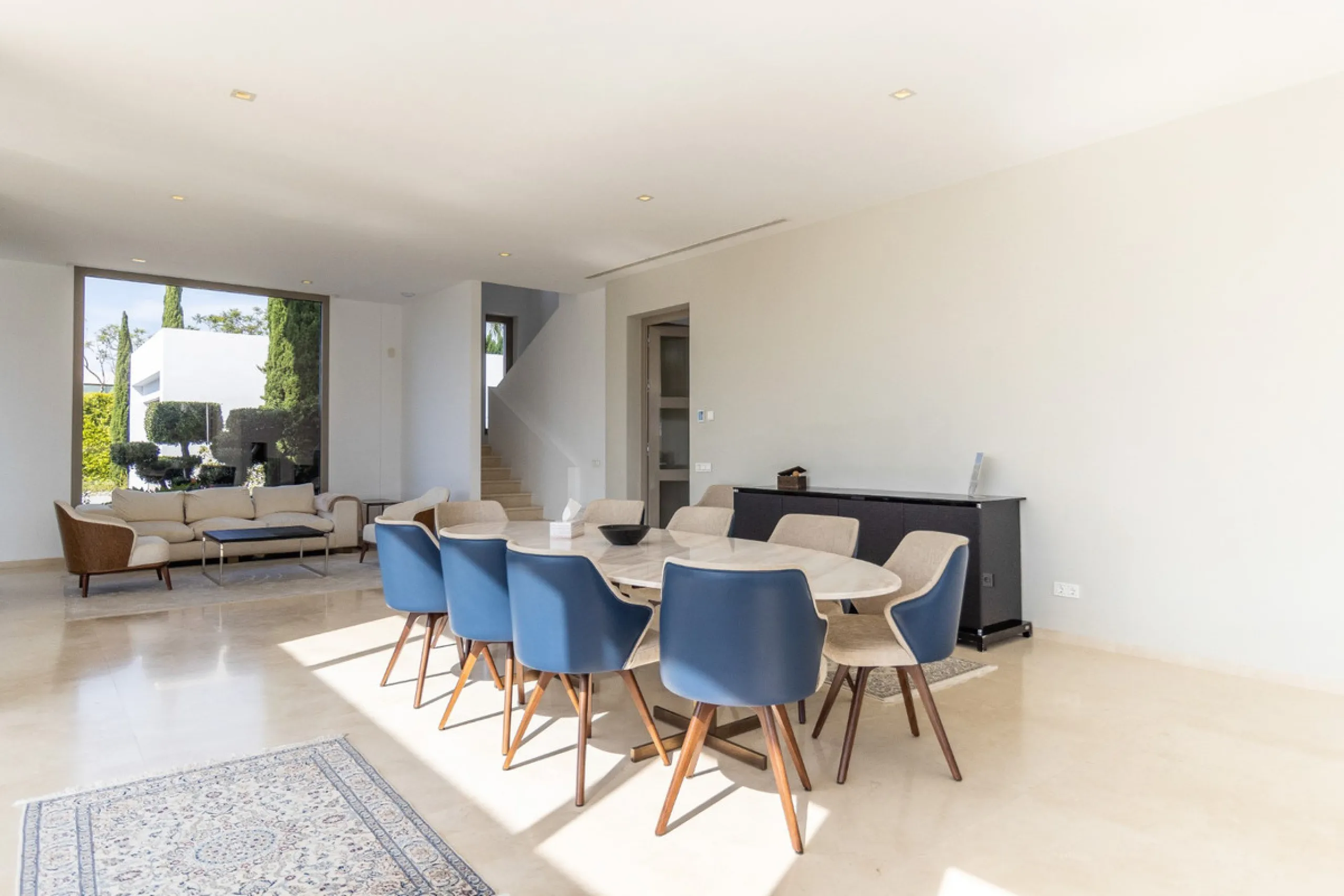 A breathtaking 6 bedroom frontline golf villa in Los Flamingos Golf, Benahavis with panoramic views down to the sea.  A light and bright modern home set on a very good sized plot of 2.577m², this villa offers ample space and privacy. The property features