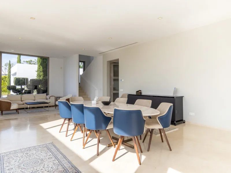 A breathtaking 6 bedroom frontline golf villa in Los Flamingos Golf, Benahavis with panoramic views down to the sea.  A light and bright modern home set on a very good sized plot of 2.577m², this villa offers ample space and privacy. The property features