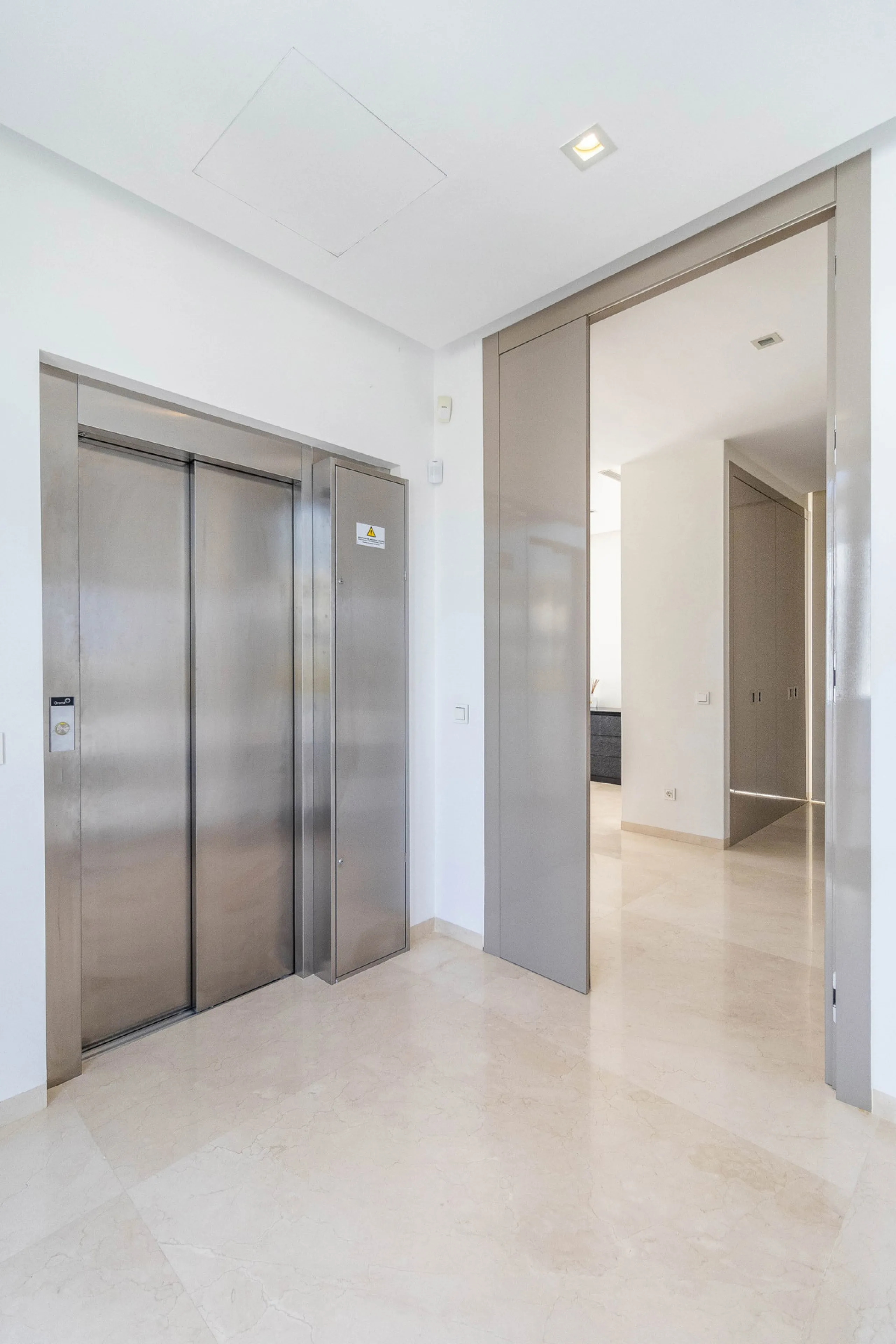 A breathtaking 6 bedroom frontline golf villa in Los Flamingos Golf, Benahavis with panoramic views down to the sea.  A light and bright modern home set on a very good sized plot of 2.577m², this villa offers ample space and privacy. The property features