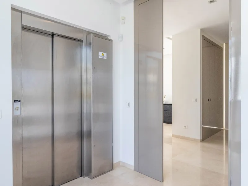 A breathtaking 6 bedroom frontline golf villa in Los Flamingos Golf, Benahavis with panoramic views down to the sea.  A light and bright modern home set on a very good sized plot of 2.577m², this villa offers ample space and privacy. The property features