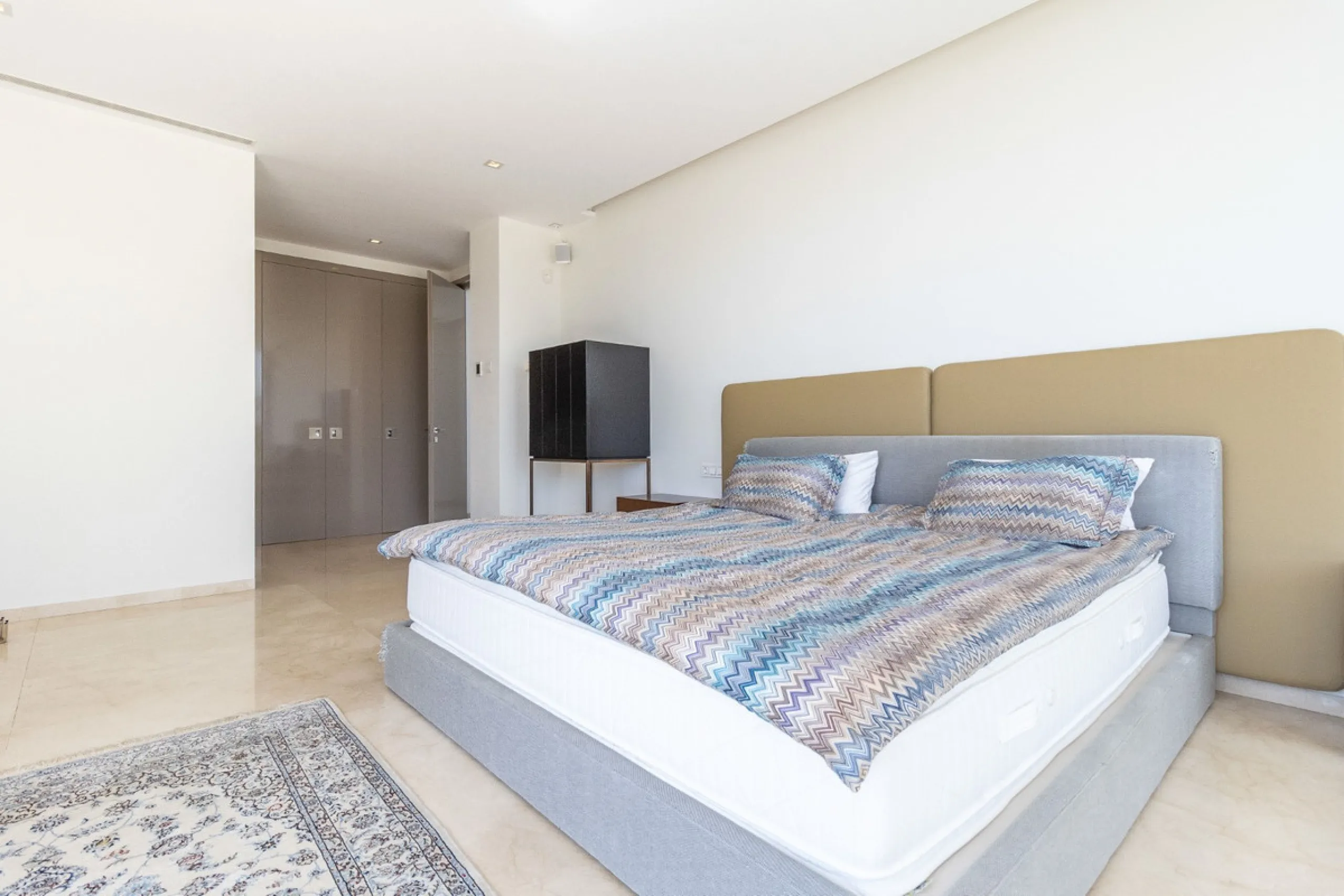 A breathtaking 6 bedroom frontline golf villa in Los Flamingos Golf, Benahavis with panoramic views down to the sea.  A light and bright modern home set on a very good sized plot of 2.577m², this villa offers ample space and privacy. The property features