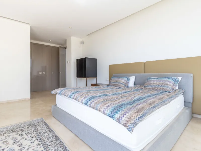 A breathtaking 6 bedroom frontline golf villa in Los Flamingos Golf, Benahavis with panoramic views down to the sea.  A light and bright modern home set on a very good sized plot of 2.577m², this villa offers ample space and privacy. The property features