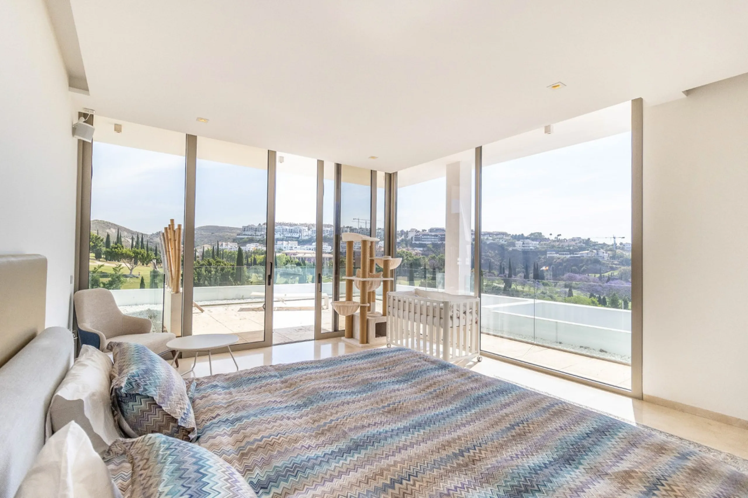 A breathtaking 6 bedroom frontline golf villa in Los Flamingos Golf, Benahavis with panoramic views down to the sea.  A light and bright modern home set on a very good sized plot of 2.577m², this villa offers ample space and privacy. The property features