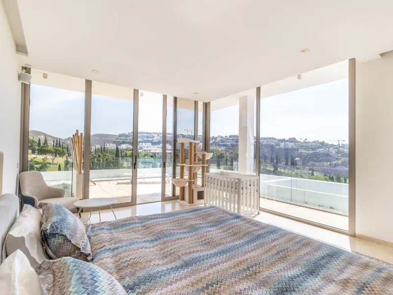 A breathtaking 6 bedroom frontline golf villa in Los Flamingos Golf, Benahavis with panoramic views down to the sea.  A light and bright modern home set on a very good sized plot of 2.577m², this villa offers ample space and privacy. The property features