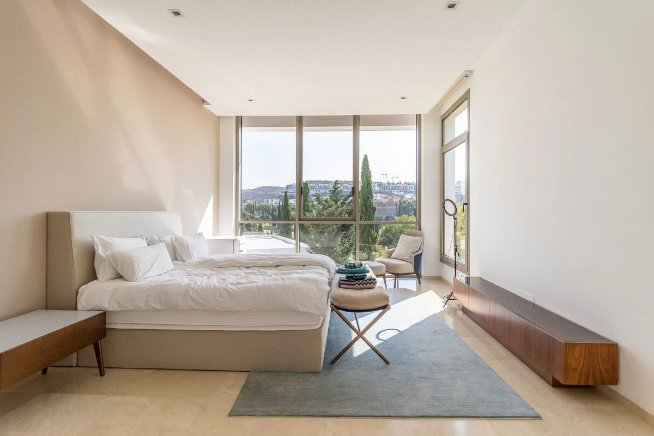 A breathtaking 6 bedroom frontline golf villa in Los Flamingos Golf, Benahavis with panoramic views down to the sea.  A light and bright modern home set on a very good sized plot of 2.577m², this villa offers ample space and privacy. The property features
