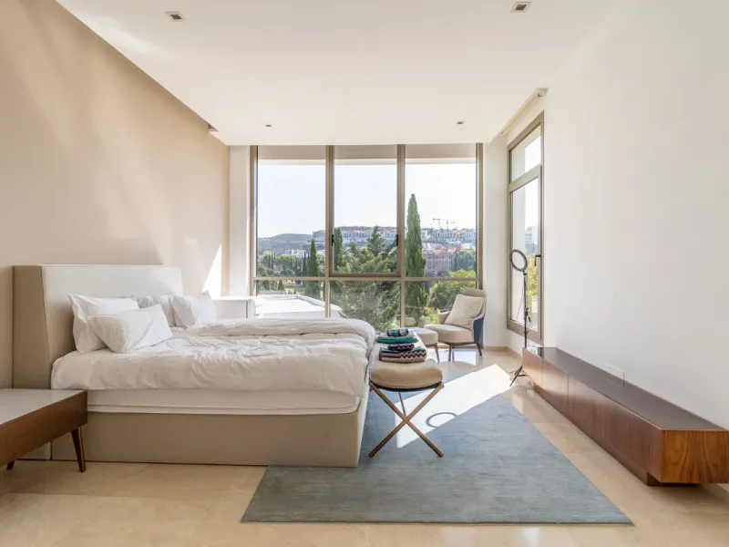 A breathtaking 6 bedroom frontline golf villa in Los Flamingos Golf, Benahavis with panoramic views down to the sea.  A light and bright modern home set on a very good sized plot of 2.577m², this villa offers ample space and privacy. The property features