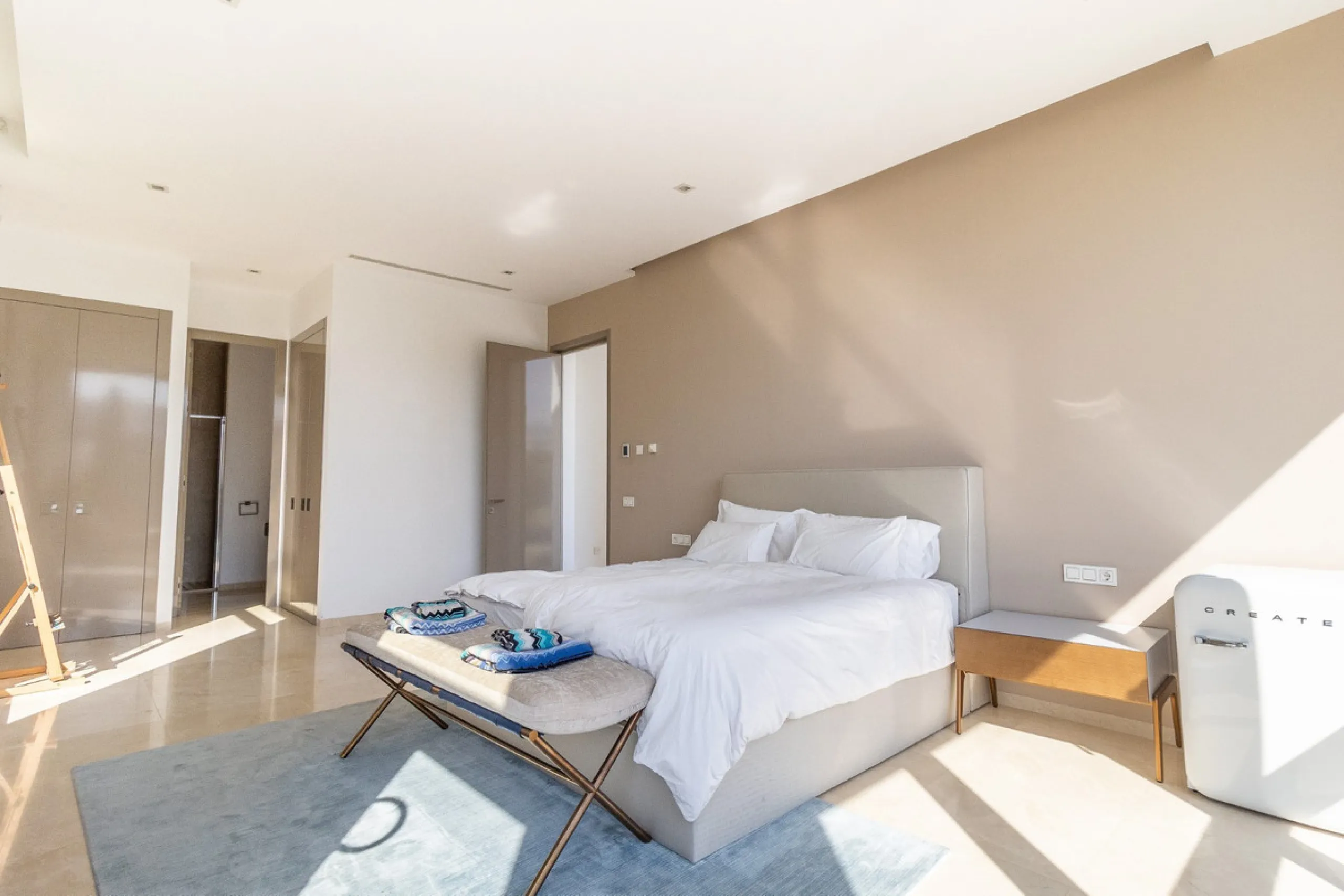 A breathtaking 6 bedroom frontline golf villa in Los Flamingos Golf, Benahavis with panoramic views down to the sea.  A light and bright modern home set on a very good sized plot of 2.577m², this villa offers ample space and privacy. The property features