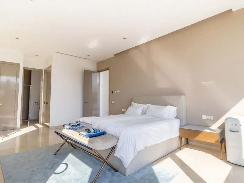 A breathtaking 6 bedroom frontline golf villa in Los Flamingos Golf, Benahavis with panoramic views down to the sea.  A light and bright modern home set on a very good sized plot of 2.577m², this villa offers ample space and privacy. The property features