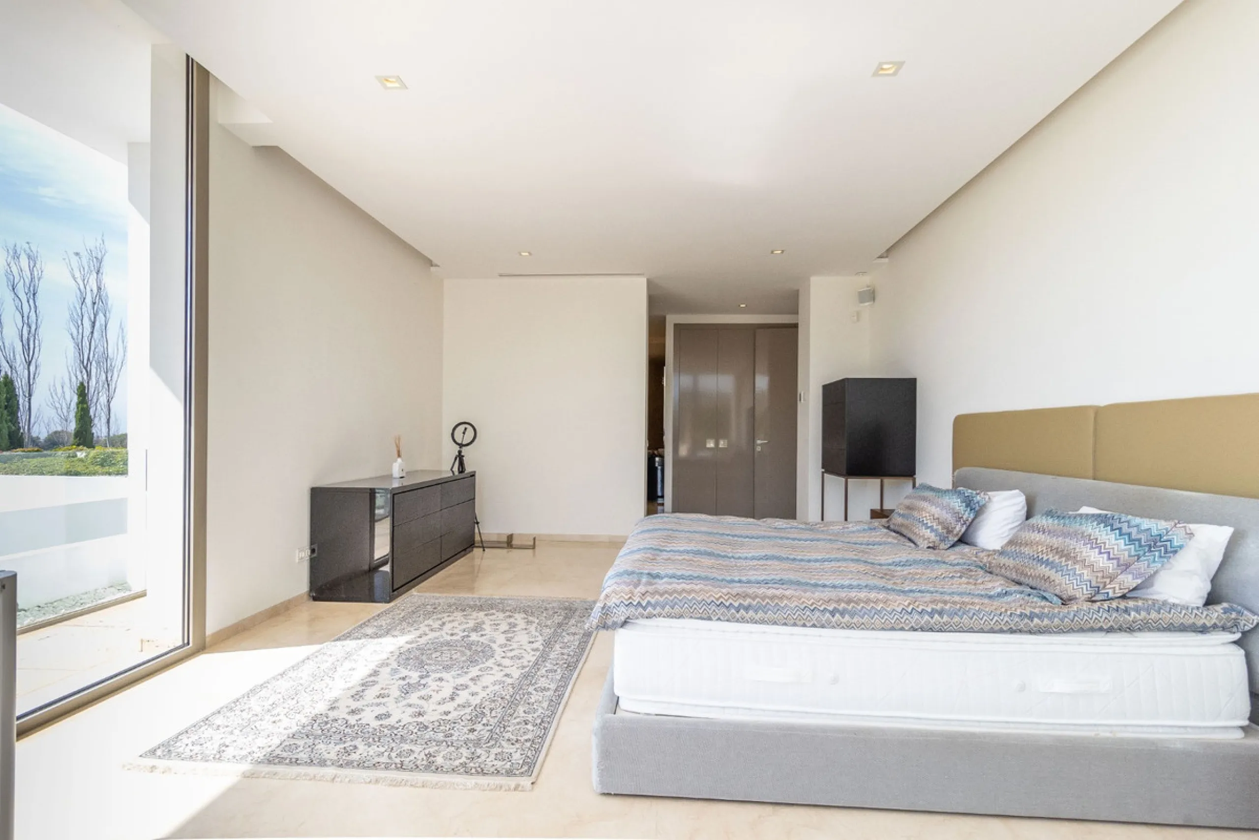 A breathtaking 6 bedroom frontline golf villa in Los Flamingos Golf, Benahavis with panoramic views down to the sea.  A light and bright modern home set on a very good sized plot of 2.577m², this villa offers ample space and privacy. The property features