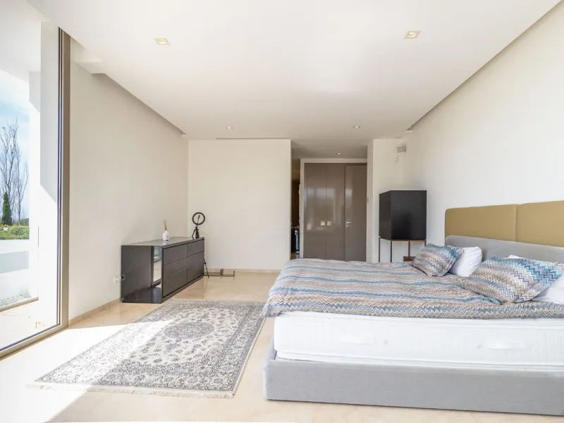 A breathtaking 6 bedroom frontline golf villa in Los Flamingos Golf, Benahavis with panoramic views down to the sea.  A light and bright modern home set on a very good sized plot of 2.577m², this villa offers ample space and privacy. The property features