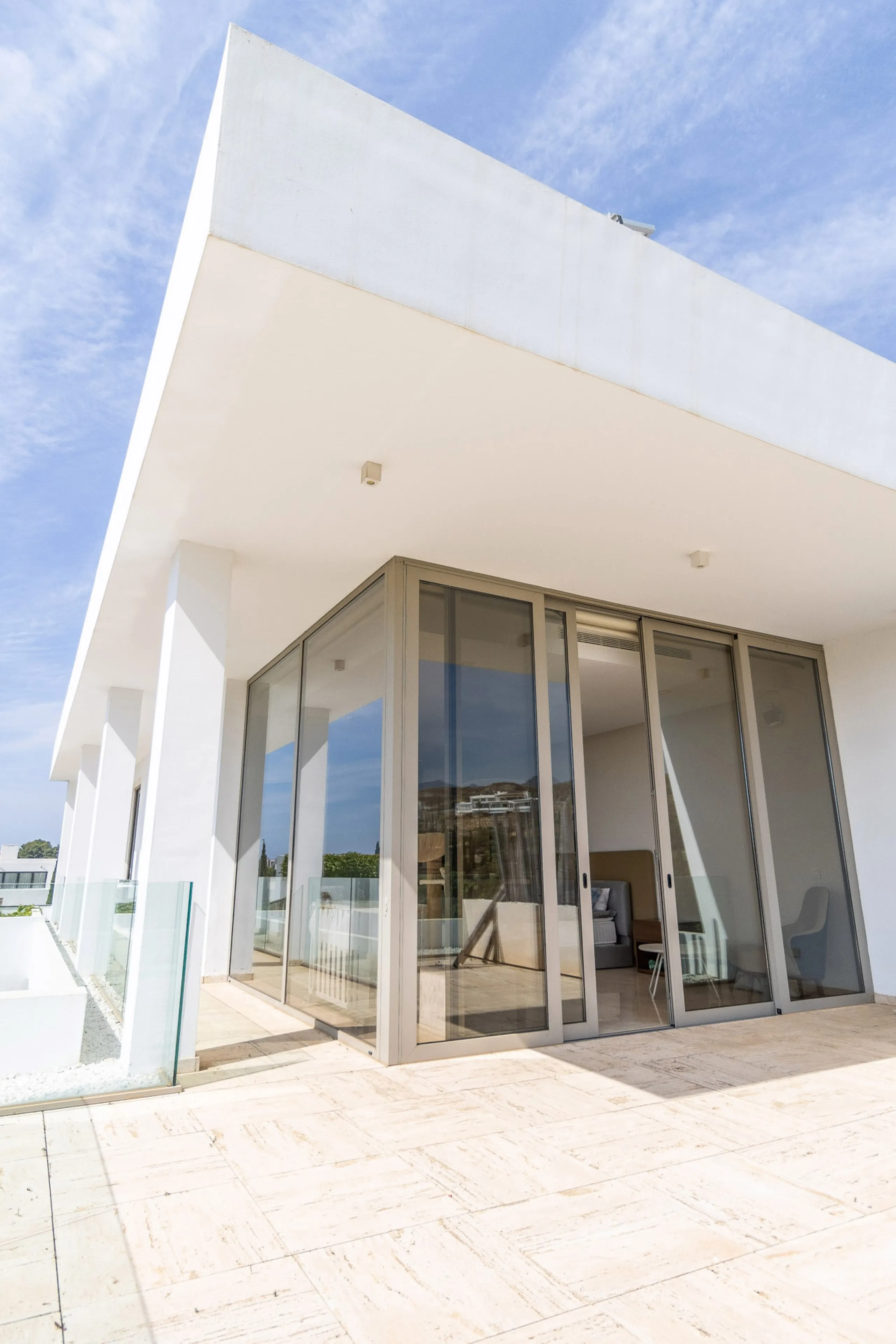 A breathtaking 6 bedroom frontline golf villa in Los Flamingos Golf, Benahavis with panoramic views down to the sea.  A light and bright modern home set on a very good sized plot of 2.577m², this villa offers ample space and privacy. The property features
