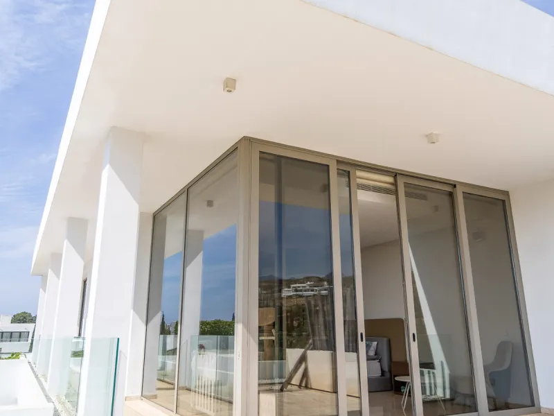 A breathtaking 6 bedroom frontline golf villa in Los Flamingos Golf, Benahavis with panoramic views down to the sea.  A light and bright modern home set on a very good sized plot of 2.577m², this villa offers ample space and privacy. The property features