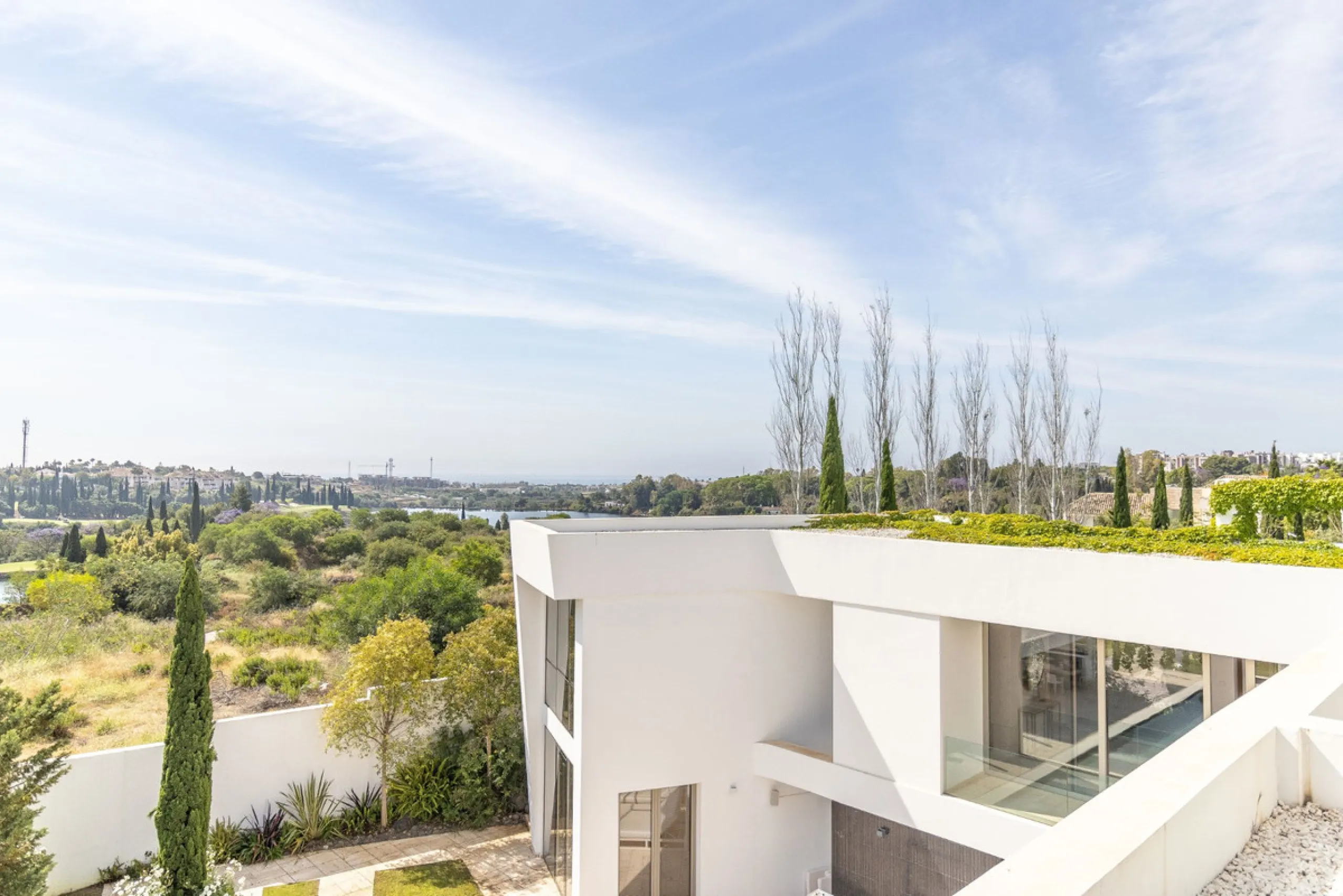 A breathtaking 6 bedroom frontline golf villa in Los Flamingos Golf, Benahavis with panoramic views down to the sea.  A light and bright modern home set on a very good sized plot of 2.577m², this villa offers ample space and privacy. The property features