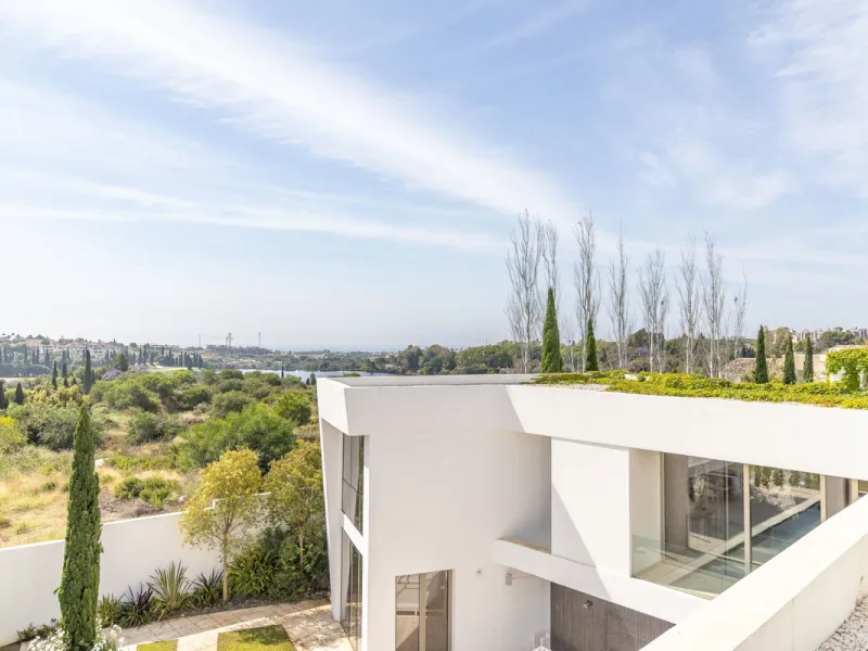 A breathtaking 6 bedroom frontline golf villa in Los Flamingos Golf, Benahavis with panoramic views down to the sea.  A light and bright modern home set on a very good sized plot of 2.577m², this villa offers ample space and privacy. The property features