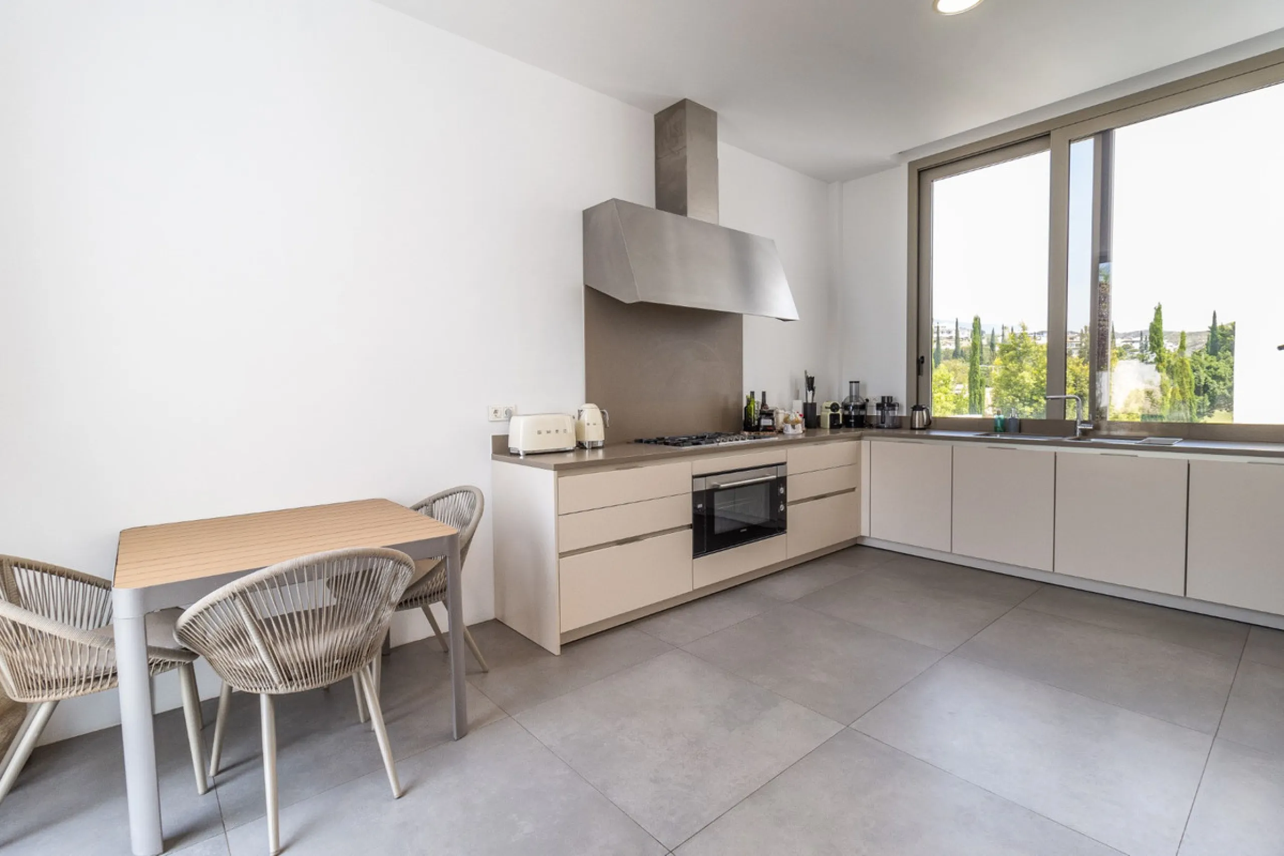 A breathtaking 6 bedroom frontline golf villa in Los Flamingos Golf, Benahavis with panoramic views down to the sea.  A light and bright modern home set on a very good sized plot of 2.577m², this villa offers ample space and privacy. The property features