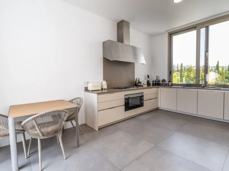 A breathtaking 6 bedroom frontline golf villa in Los Flamingos Golf, Benahavis with panoramic views down to the sea.  A light and bright modern home set on a very good sized plot of 2.577m², this villa offers ample space and privacy. The property features