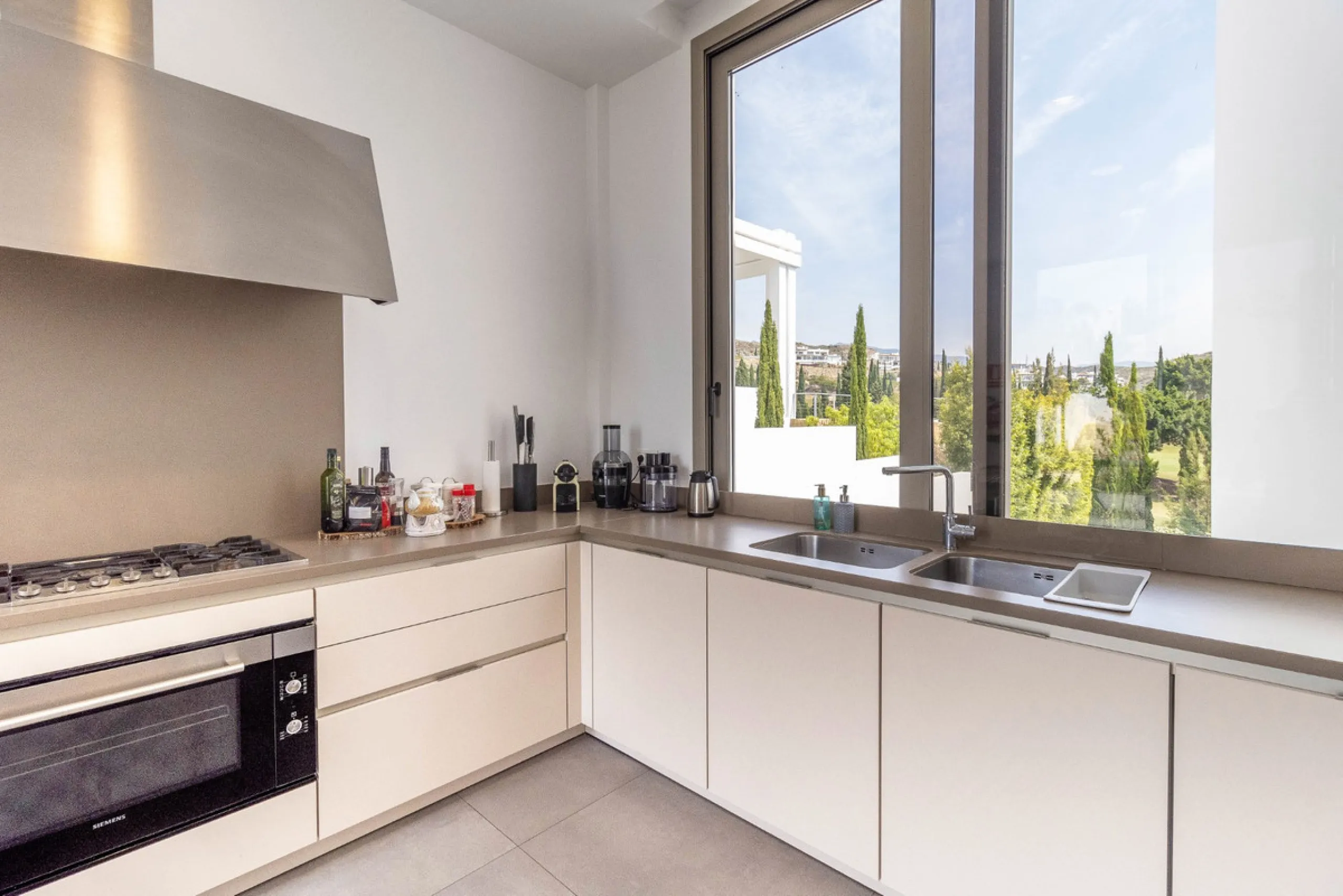 A breathtaking 6 bedroom frontline golf villa in Los Flamingos Golf, Benahavis with panoramic views down to the sea.  A light and bright modern home set on a very good sized plot of 2.577m², this villa offers ample space and privacy. The property features