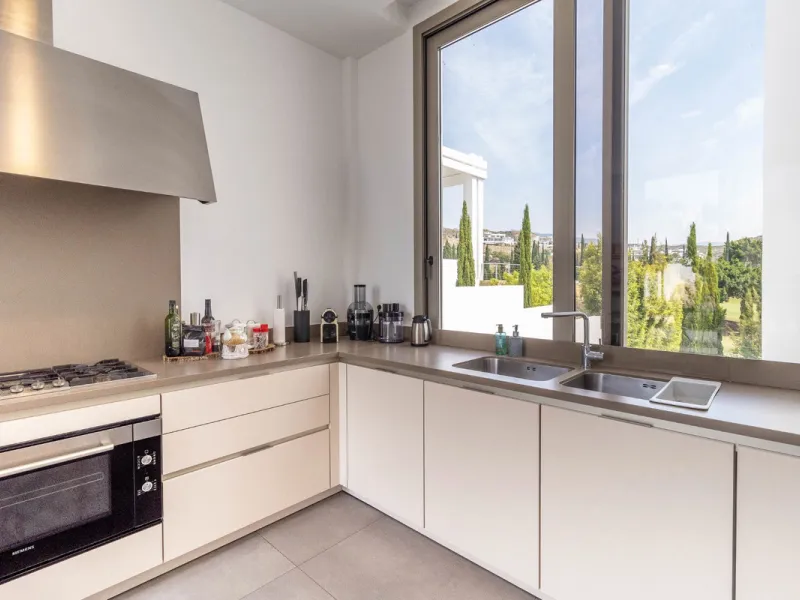 A breathtaking 6 bedroom frontline golf villa in Los Flamingos Golf, Benahavis with panoramic views down to the sea.  A light and bright modern home set on a very good sized plot of 2.577m², this villa offers ample space and privacy. The property features