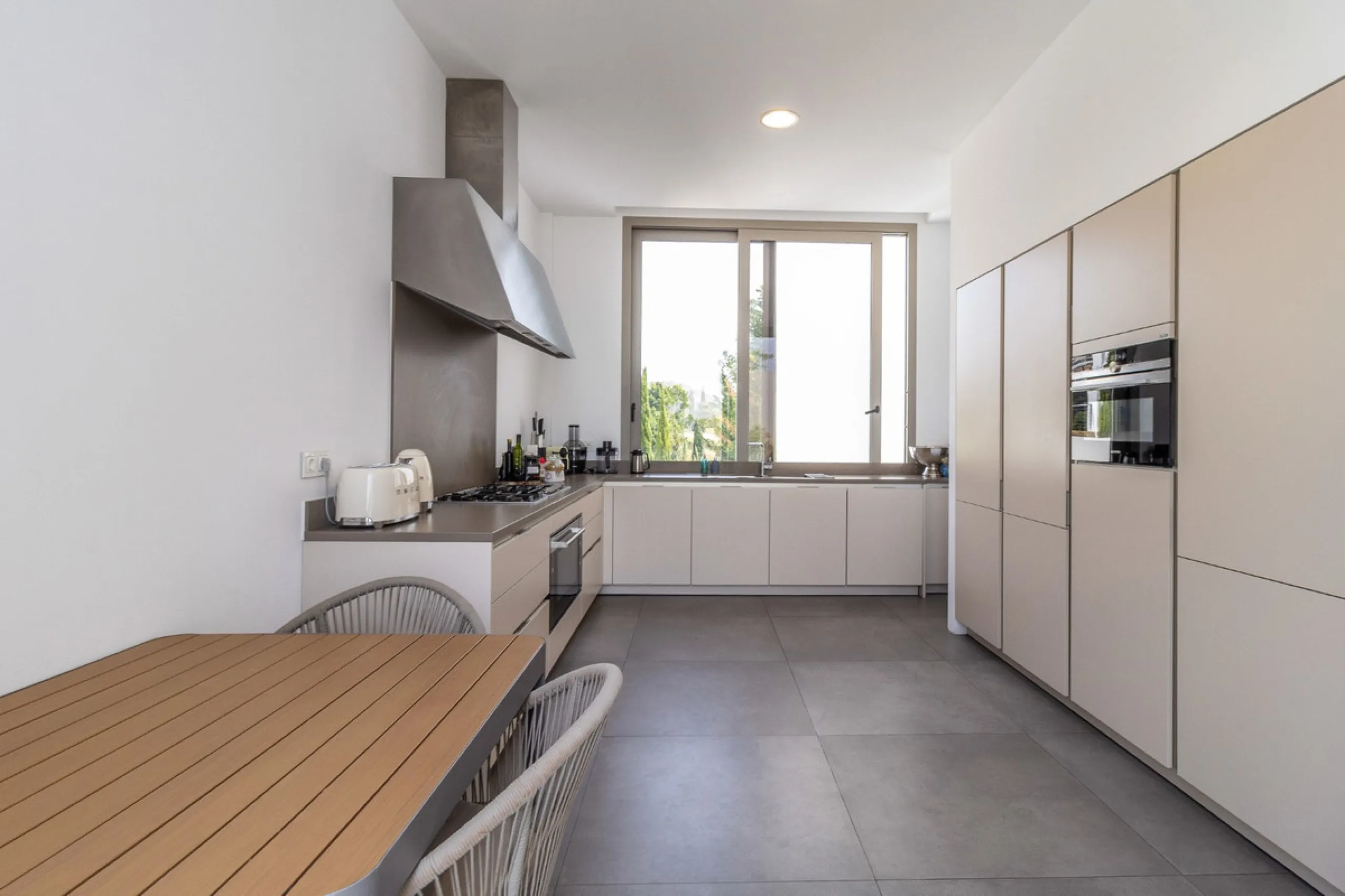 A breathtaking 6 bedroom frontline golf villa in Los Flamingos Golf, Benahavis with panoramic views down to the sea.  A light and bright modern home set on a very good sized plot of 2.577m², this villa offers ample space and privacy. The property features
