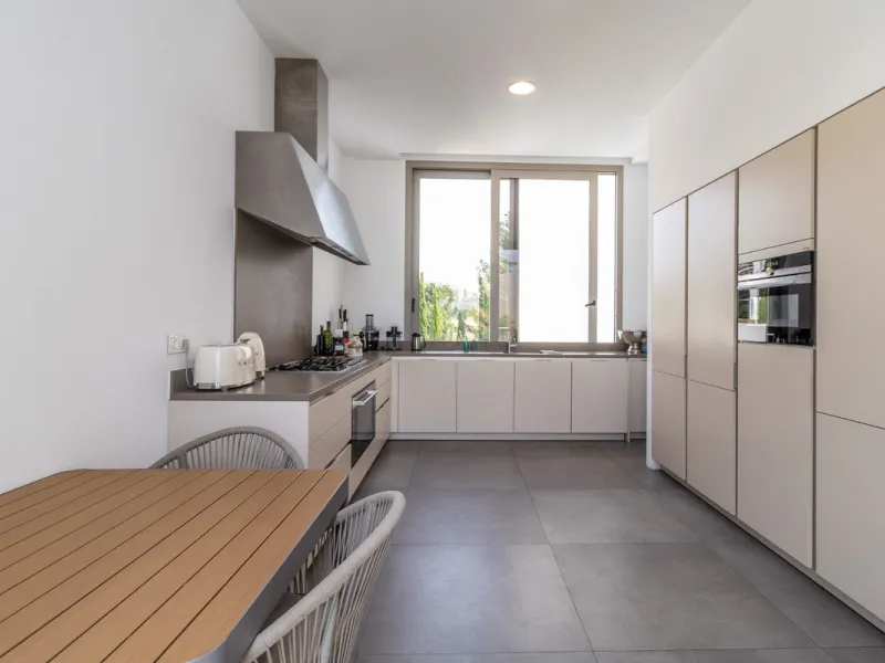 A breathtaking 6 bedroom frontline golf villa in Los Flamingos Golf, Benahavis with panoramic views down to the sea.  A light and bright modern home set on a very good sized plot of 2.577m², this villa offers ample space and privacy. The property features