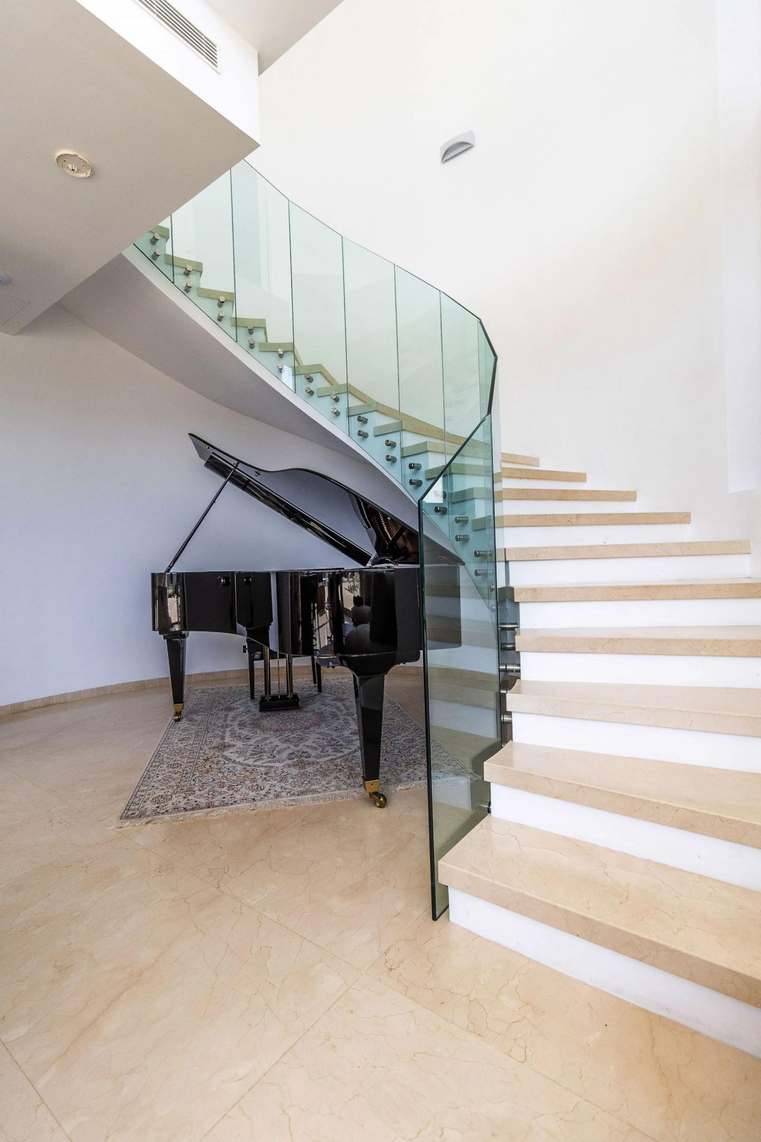 A breathtaking 6 bedroom frontline golf villa in Los Flamingos Golf, Benahavis with panoramic views down to the sea.  A light and bright modern home set on a very good sized plot of 2.577m², this villa offers ample space and privacy. The property features