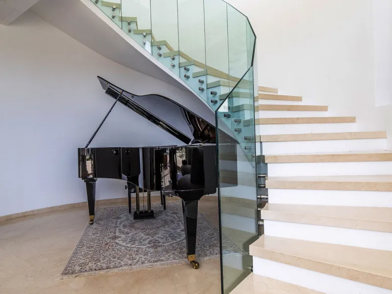 A breathtaking 6 bedroom frontline golf villa in Los Flamingos Golf, Benahavis with panoramic views down to the sea.  A light and bright modern home set on a very good sized plot of 2.577m², this villa offers ample space and privacy. The property features