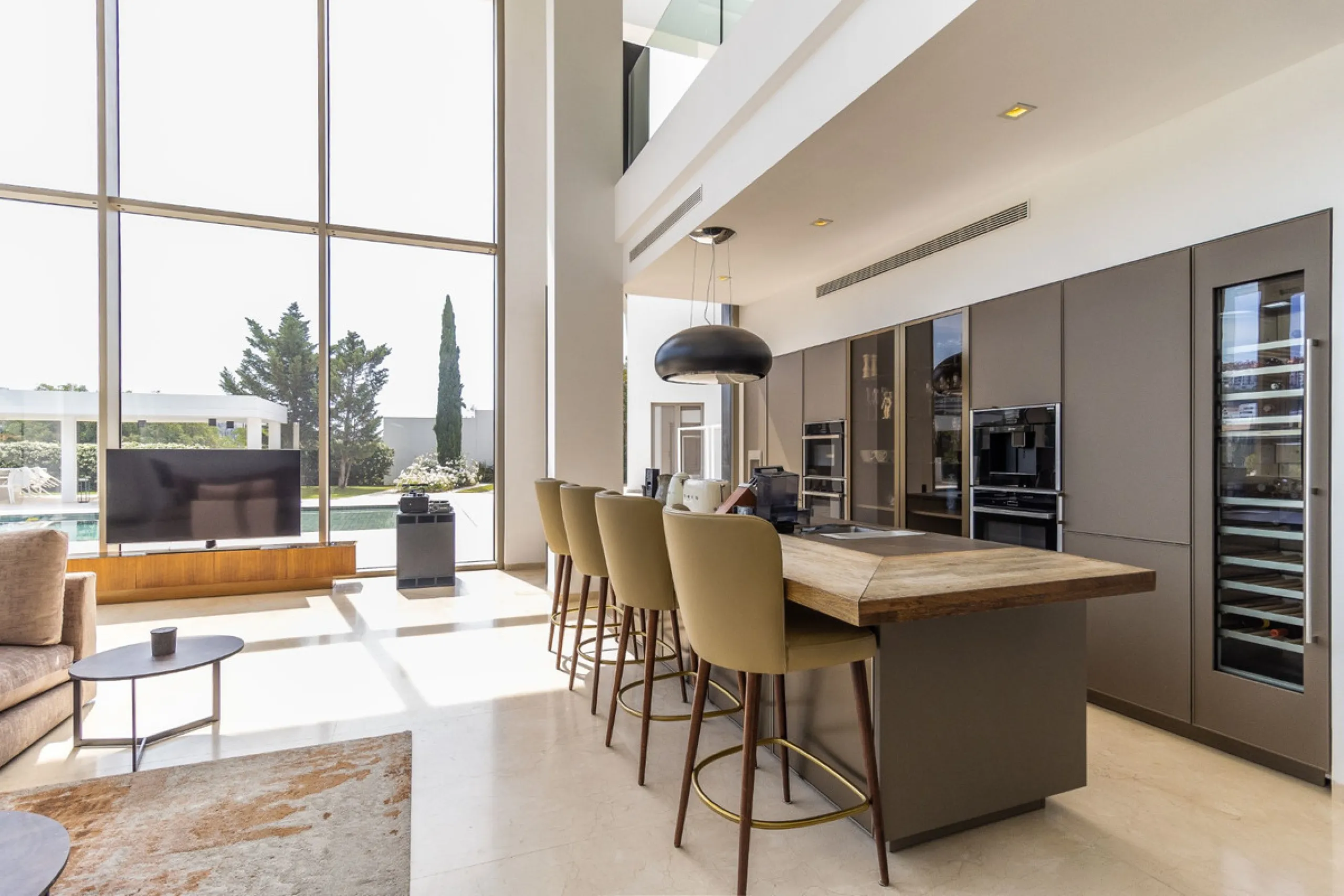 A breathtaking 6 bedroom frontline golf villa in Los Flamingos Golf, Benahavis with panoramic views down to the sea.  A light and bright modern home set on a very good sized plot of 2.577m², this villa offers ample space and privacy. The property features