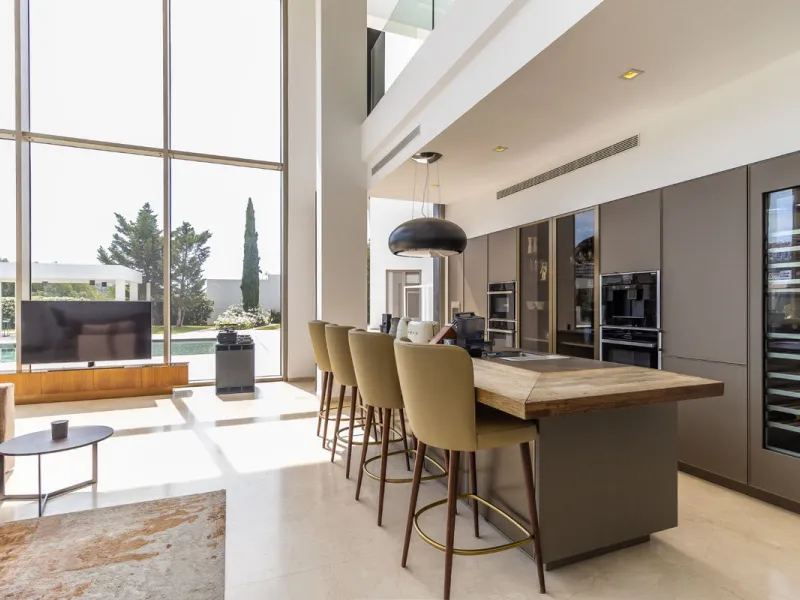A breathtaking 6 bedroom frontline golf villa in Los Flamingos Golf, Benahavis with panoramic views down to the sea.  A light and bright modern home set on a very good sized plot of 2.577m², this villa offers ample space and privacy. The property features