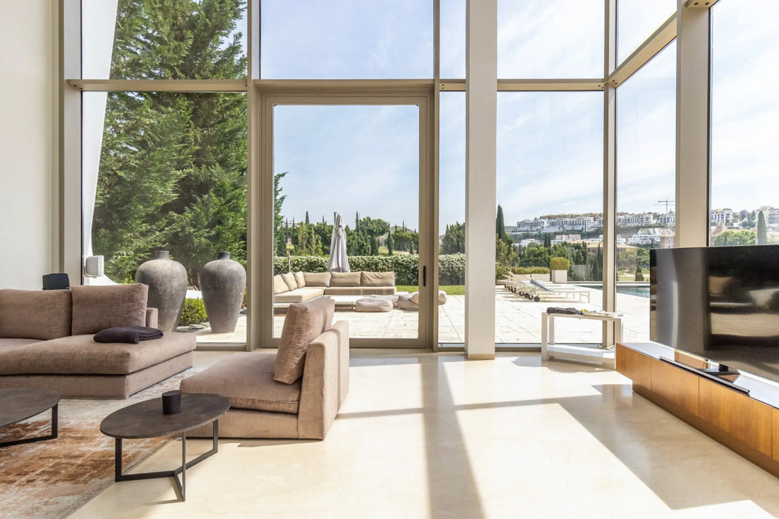 A breathtaking 6 bedroom frontline golf villa in Los Flamingos Golf, Benahavis with panoramic views down to the sea.  A light and bright modern home set on a very good sized plot of 2.577m², this villa offers ample space and privacy. The property features