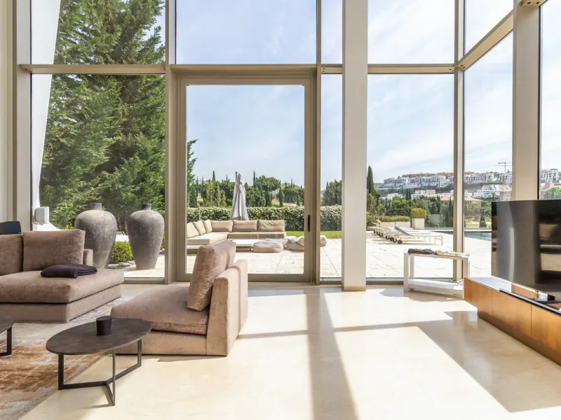 A breathtaking 6 bedroom frontline golf villa in Los Flamingos Golf, Benahavis with panoramic views down to the sea.  A light and bright modern home set on a very good sized plot of 2.577m², this villa offers ample space and privacy. The property features