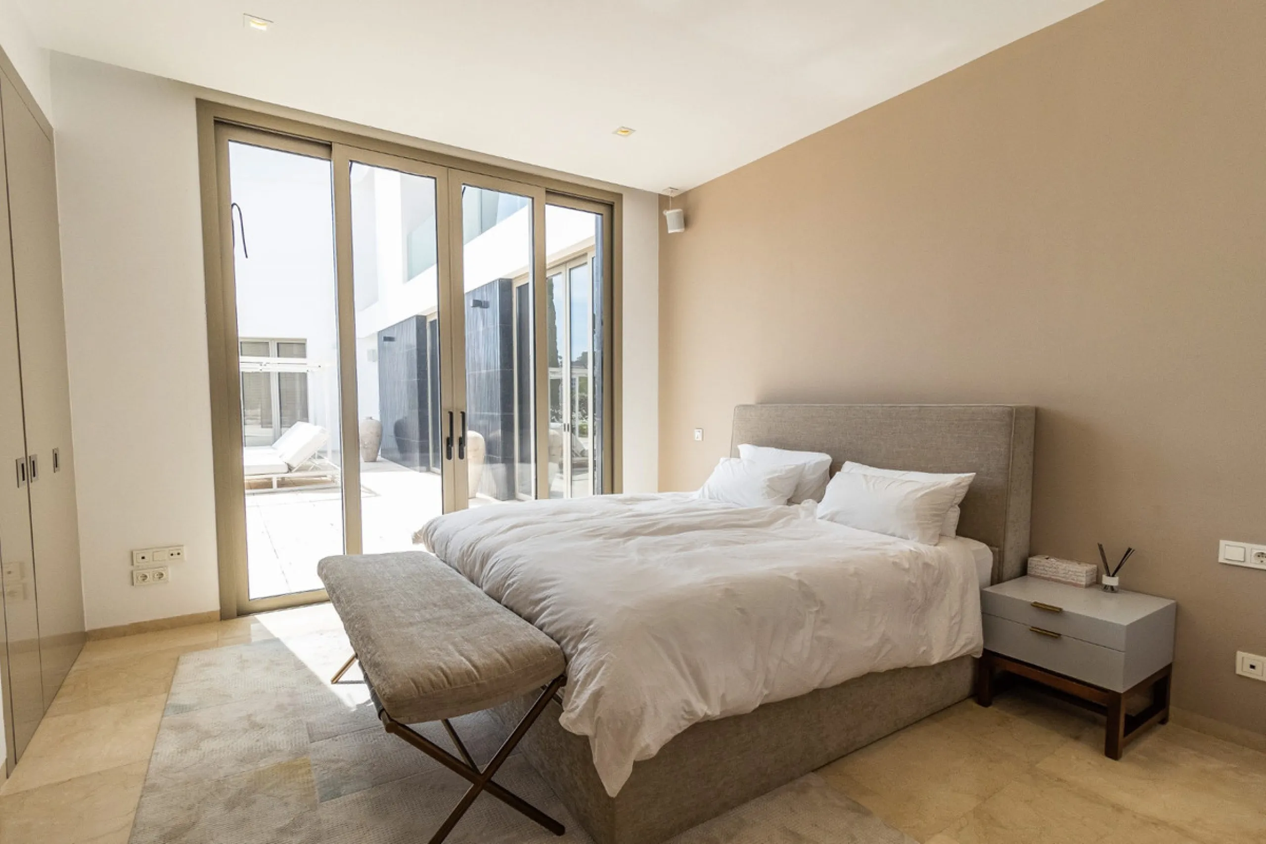 A breathtaking 6 bedroom frontline golf villa in Los Flamingos Golf, Benahavis with panoramic views down to the sea.  A light and bright modern home set on a very good sized plot of 2.577m², this villa offers ample space and privacy. The property features