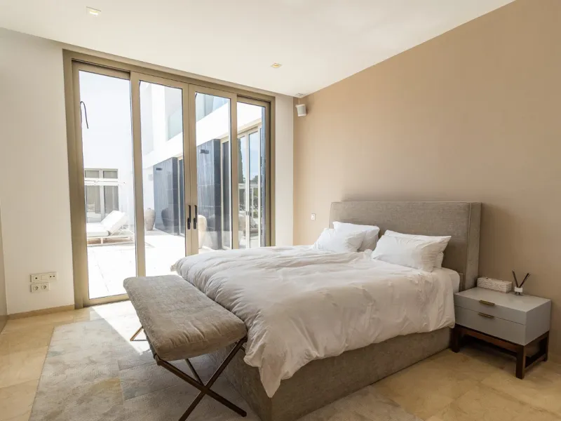 A breathtaking 6 bedroom frontline golf villa in Los Flamingos Golf, Benahavis with panoramic views down to the sea.  A light and bright modern home set on a very good sized plot of 2.577m², this villa offers ample space and privacy. The property features