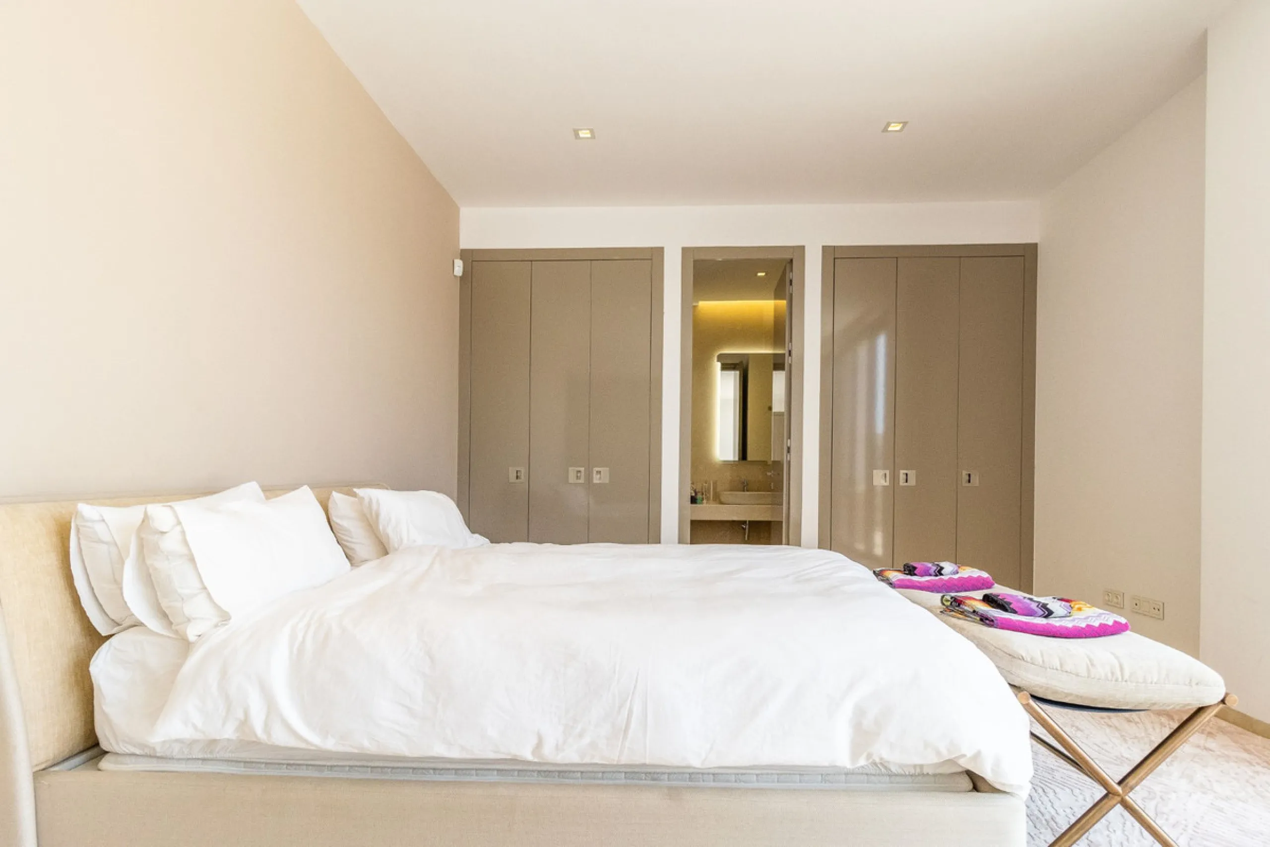 A breathtaking 6 bedroom frontline golf villa in Los Flamingos Golf, Benahavis with panoramic views down to the sea.  A light and bright modern home set on a very good sized plot of 2.577m², this villa offers ample space and privacy. The property features