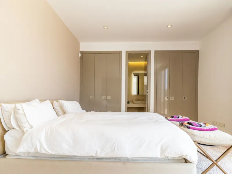 A breathtaking 6 bedroom frontline golf villa in Los Flamingos Golf, Benahavis with panoramic views down to the sea.  A light and bright modern home set on a very good sized plot of 2.577m², this villa offers ample space and privacy. The property features